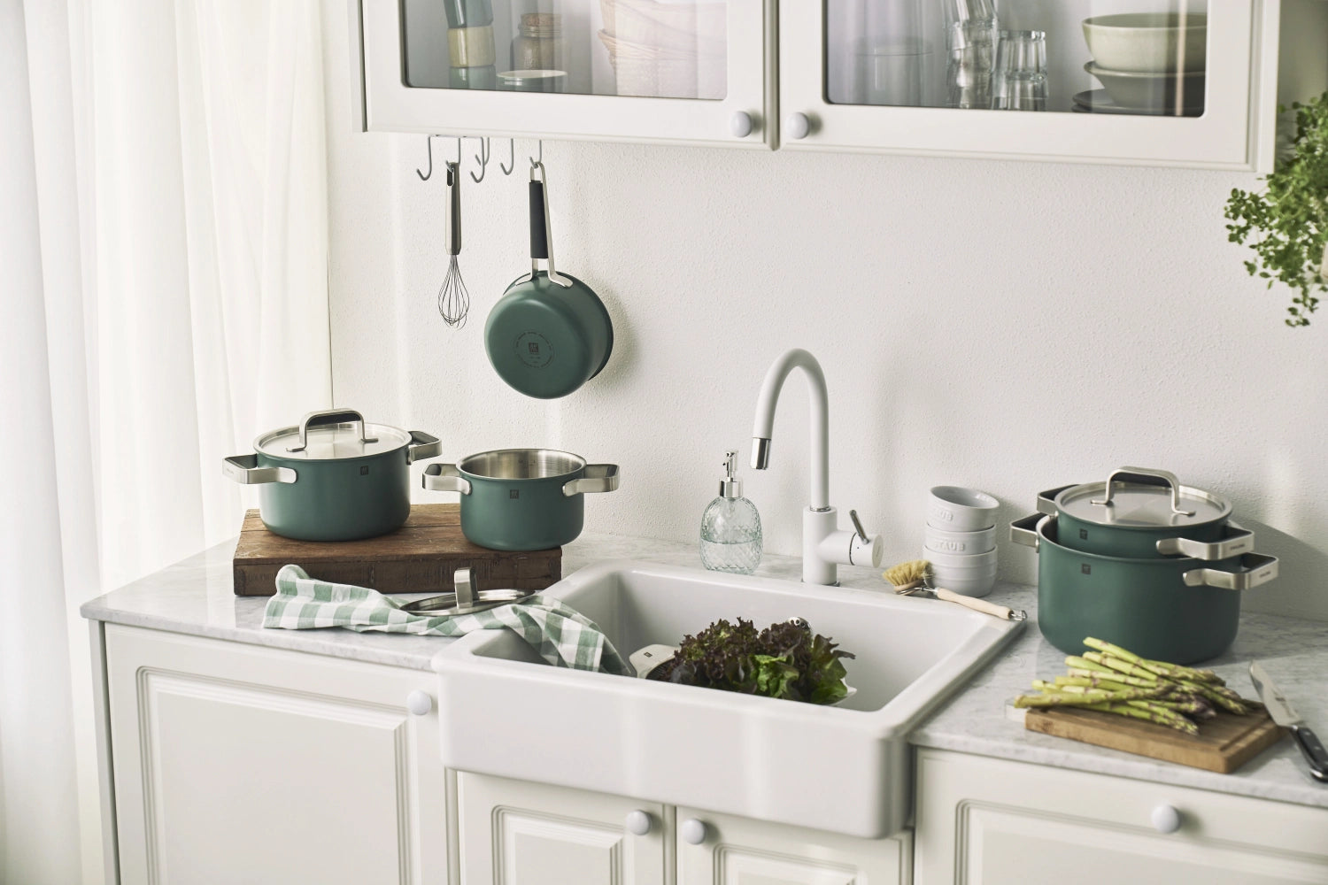 Stilvolles 3-teiliges Kochtopfset in lebhaftem Grün von Zwilling, ideal für gesundes Kochen und ansprechende Kücheneinrichtungen.