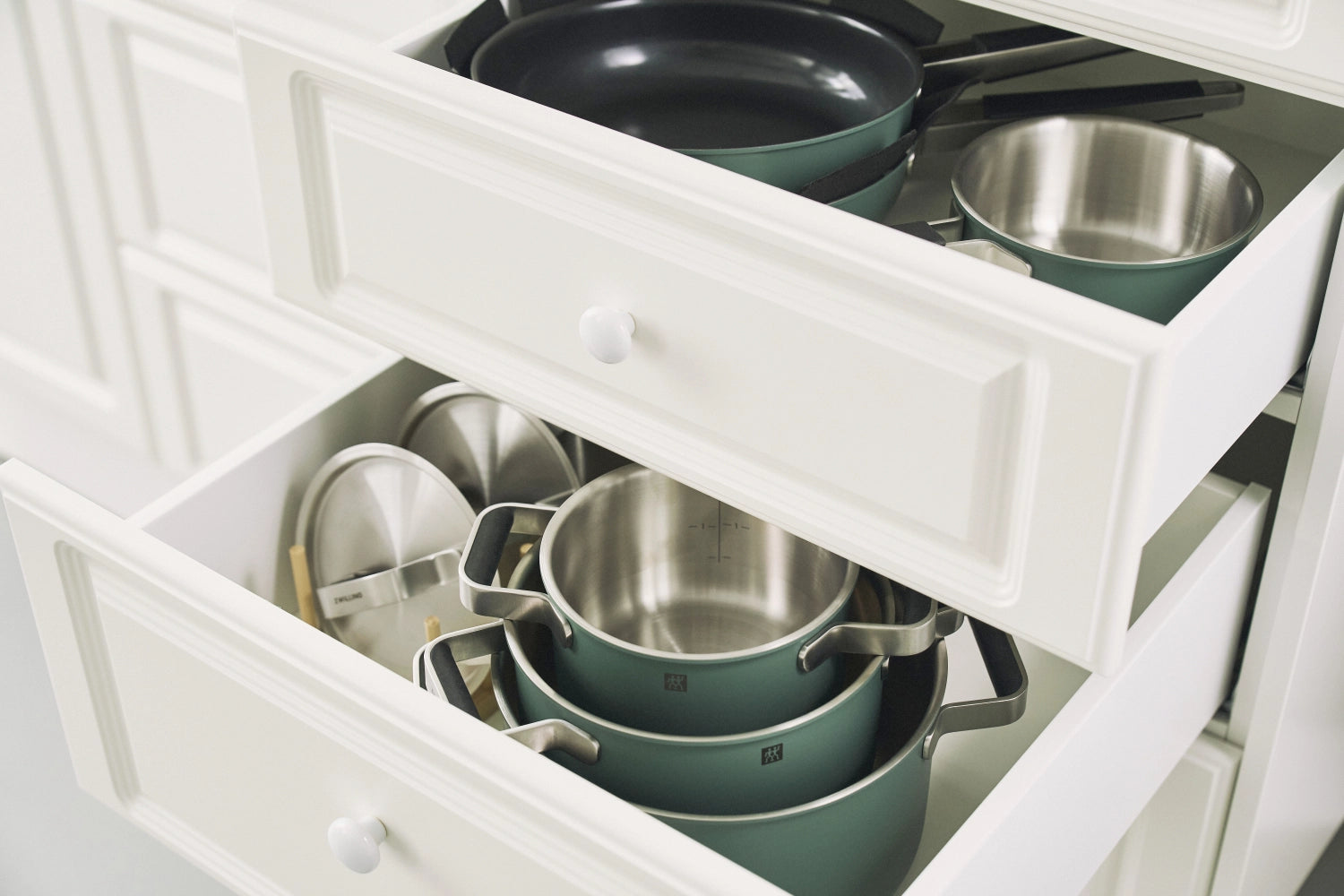 Elegantes 3-teiliges Kochgeschirrset in frischem Grün von Zwilling, perfekt für kreative Kochabenteuer und moderne Küchen.