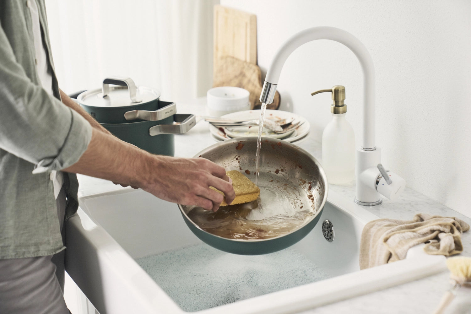 Pure Bratpfanne unbeschichtet 24cm in Grün von Zwilling, ideal zum Braten ohne Beschichtung, langlebig und stilvoll.
