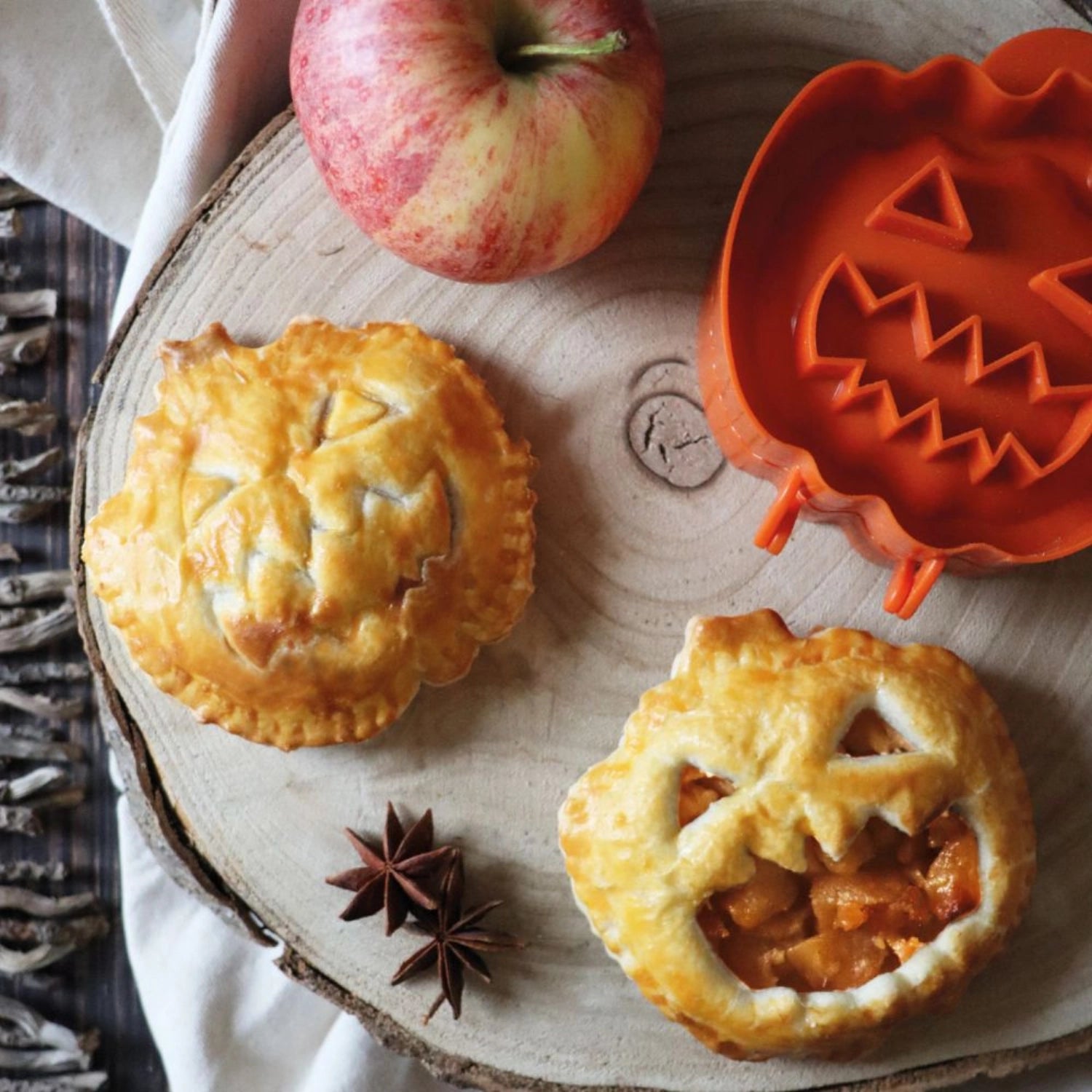 Origineller Teigformer in Geisterkürbis-Design von Scrap Cooking, ideal für Halloween-Bäckereien und kreative Backprojekte.