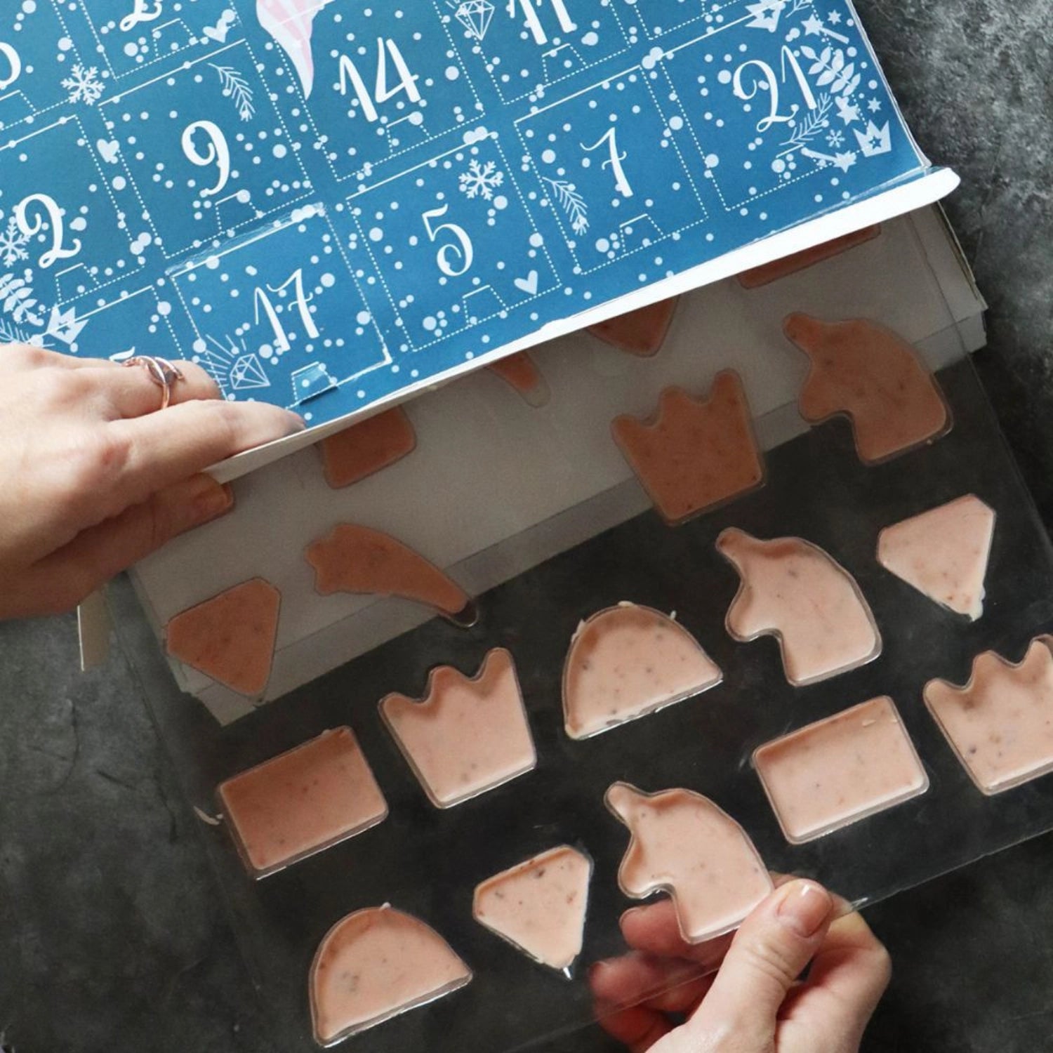 Adventskalender mit Einhorn-Schokogiessformen von Scrap Cooking – perfekt für kreative Backprojekte und süße Adventsüberraschungen.