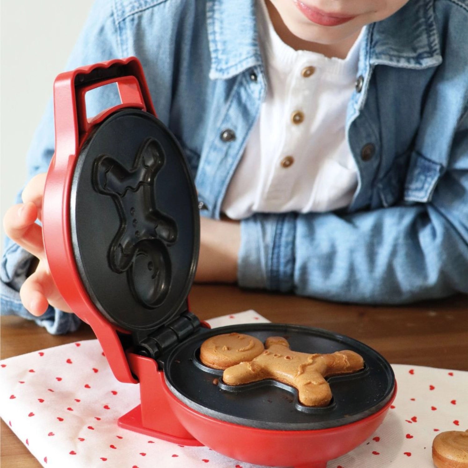 Kreatives Mini Waffeleisen von Scrap Cooking, das köstliche Waffeln in der Form von Lebkuchenmännern zaubert – ideal für festliche Anlässe!