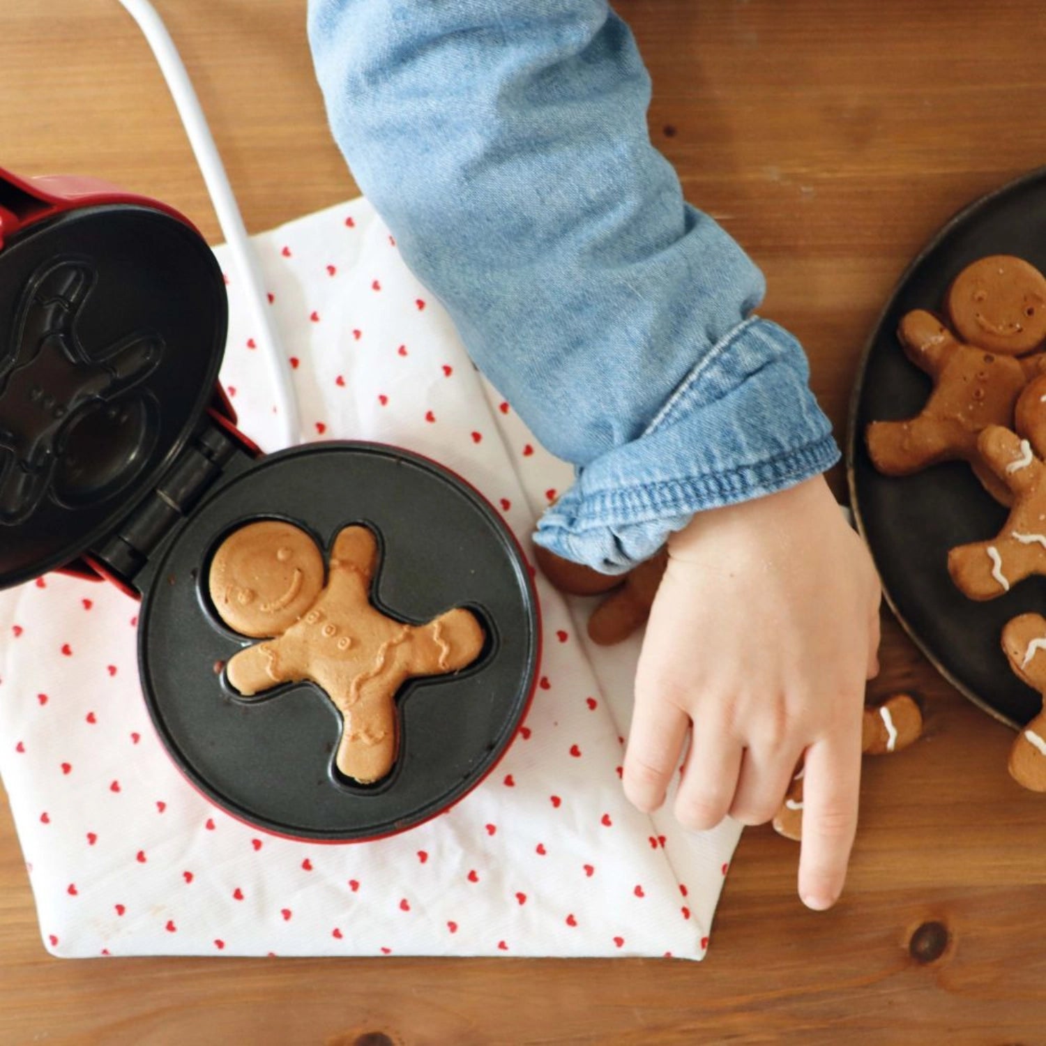 Mini Waffeleisen von Scrap Cooking, das süße Lebkuchenmann-Waffeln kreiert – perfekt für Weihnachtsfeiern und kreative Backmomente!