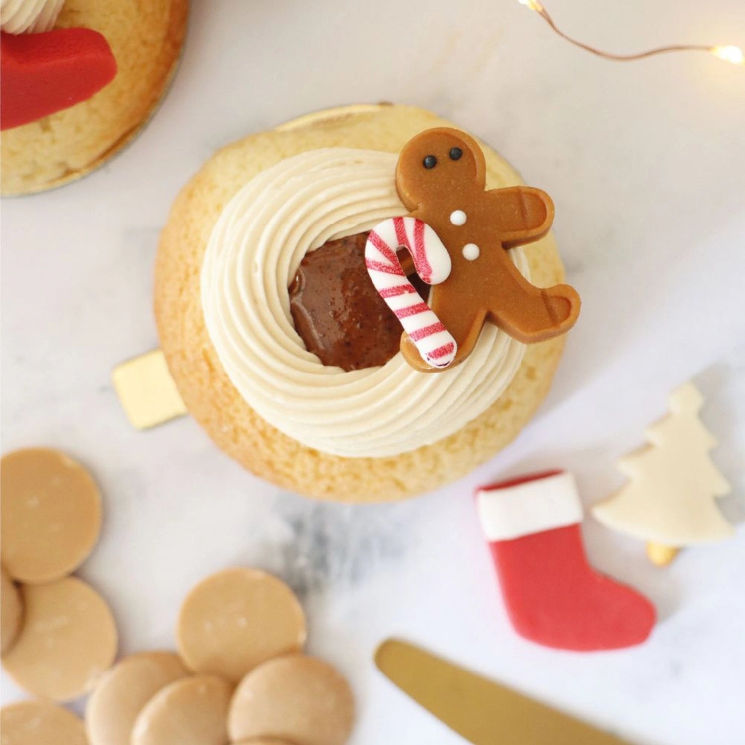 Vielfältige Marzipan-Weihnachtsmotive in einer 33g Packung von Scrap Cooking, perfekt zum kreativen Dekorieren von festlichen Leckereien.