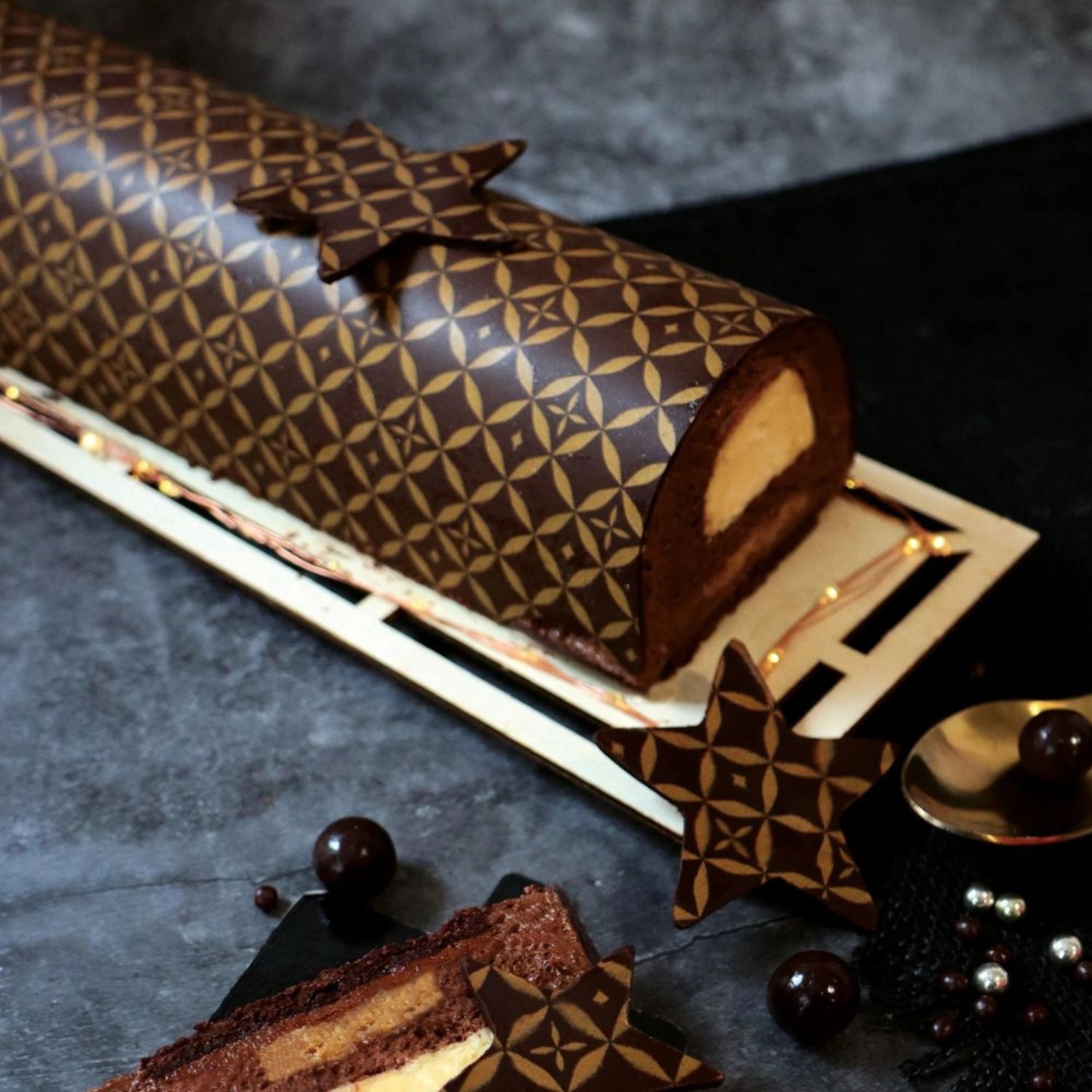 Elegantes 2er Set Transferbögen in goldener Farbe mit köstlichem Schokogeschmack, perfekt für die kreative Tortengestaltung.
