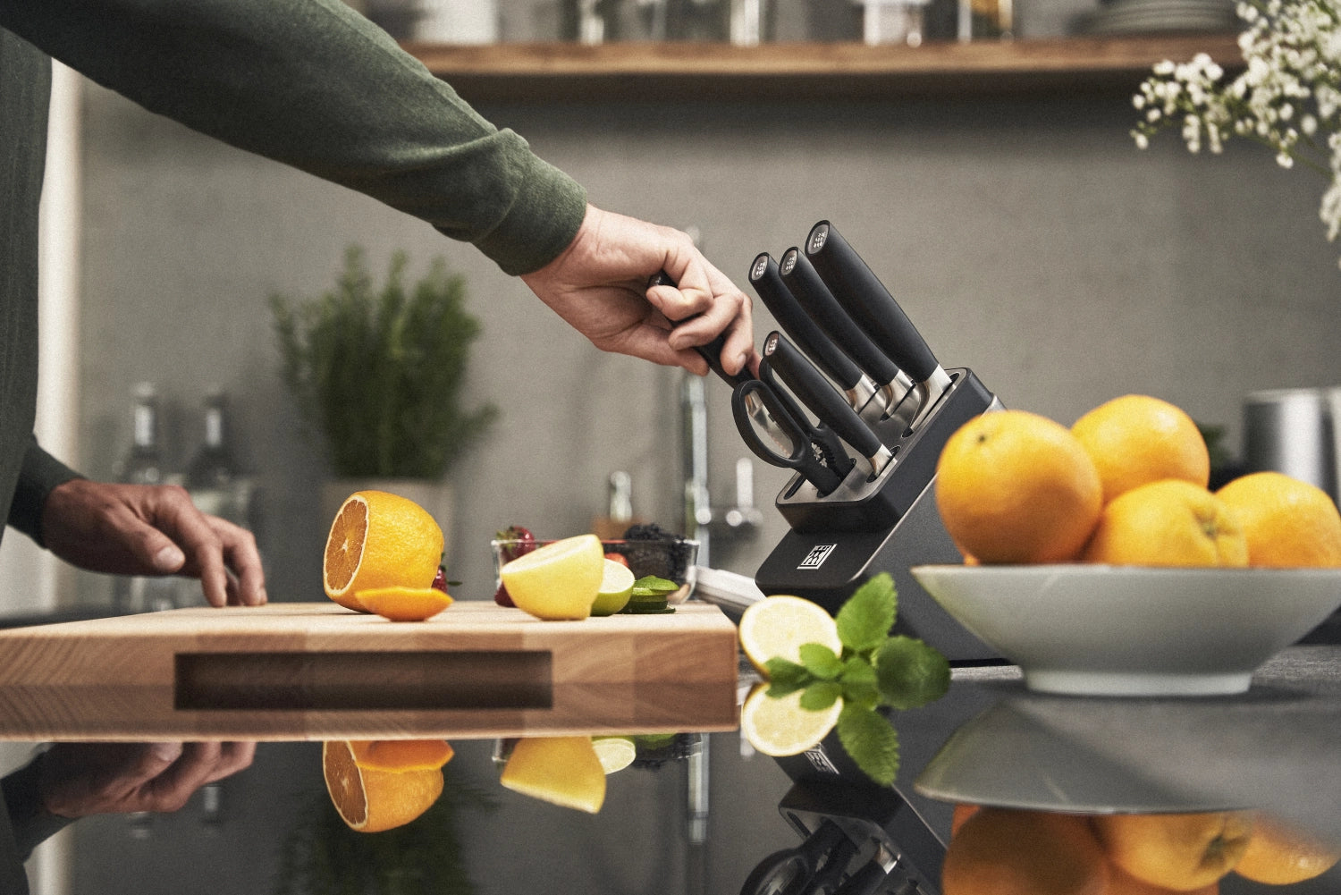 Eleganter 7-teiliger Messerblock in Silber von Zwilling, der selbstschärfende Messer enthält und für optimale Schneideleistung sorgt.