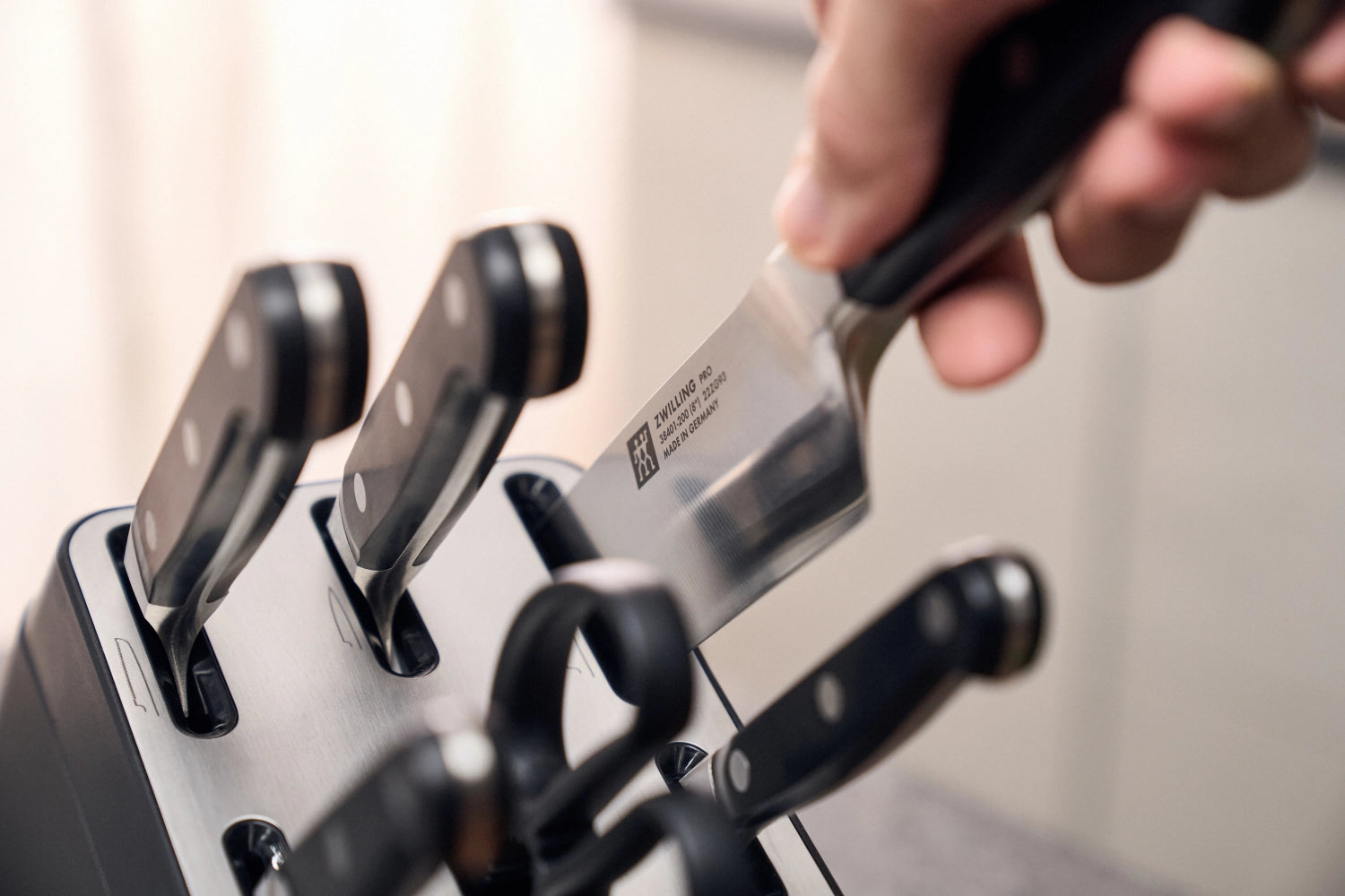 Eleganter 7tlg. Messerblock von Zwilling, ausgestattet mit Selbstschärfungsmechanismus für stets scharfe Klingen und stilvolle Aufbewahrung.