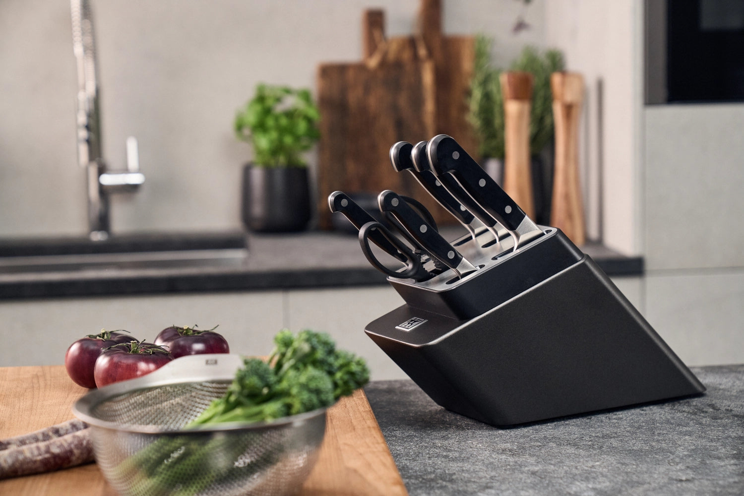 Hochwertiger 7-teiliger Messerblock von Zwilling mit innovativem Selbstschärfungsmechanismus für optimale Schneideleistung und ansprechendes Design.
