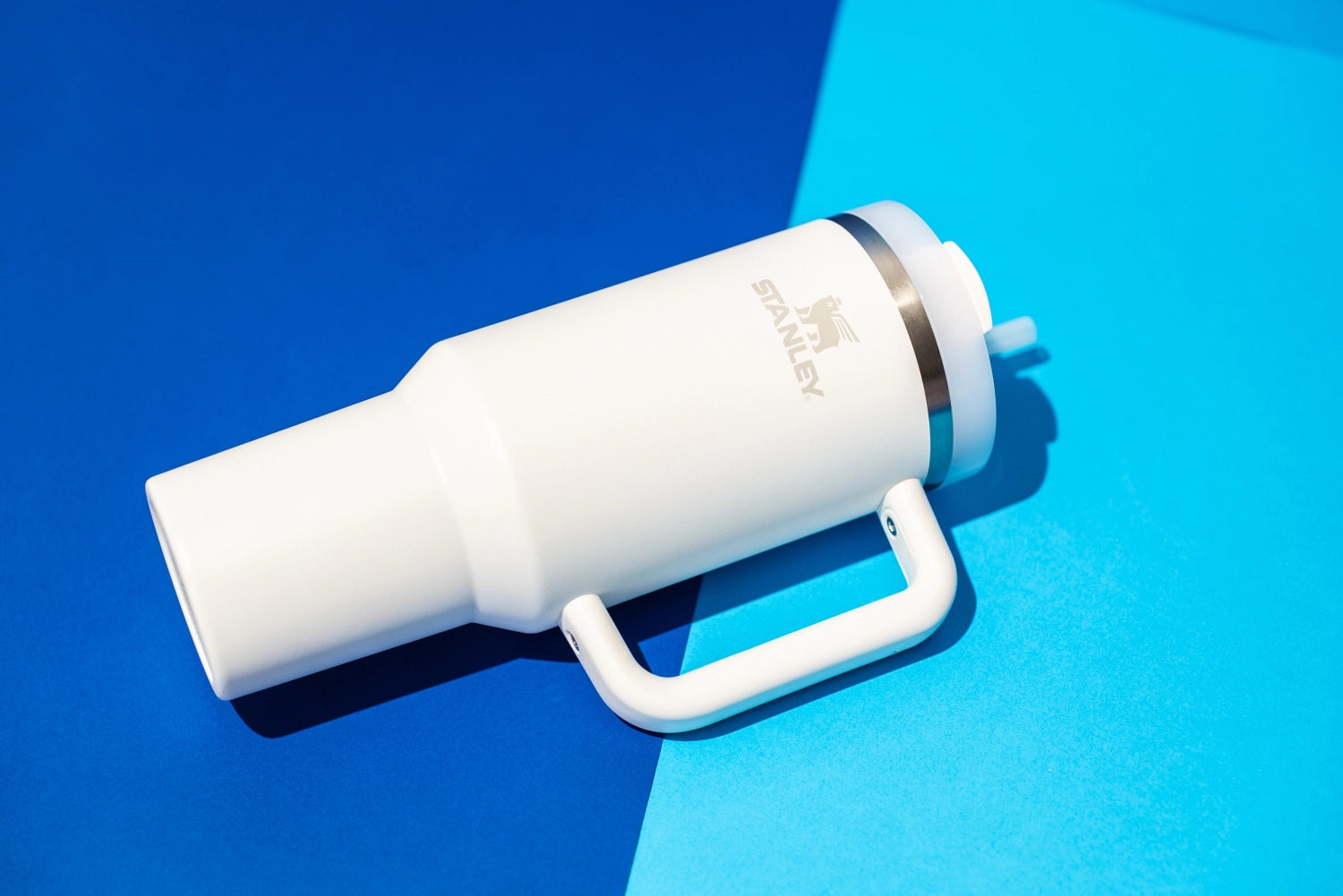 Stylische Stanley Trinkflasche Quencher FlowState 1.18l in frostigem Weiß, ideal für unterwegs und perfekt für kalte Getränke.
