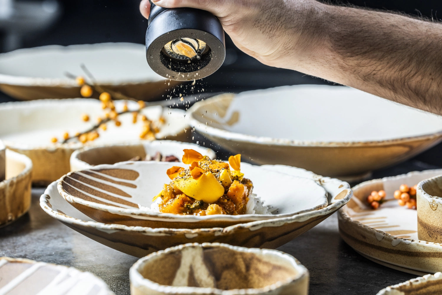 Moderner, tiefen Teller von Bonna mit 21 cm Durchmesser, ideal für Suppen, Pasta und ansprechende Präsentationen.