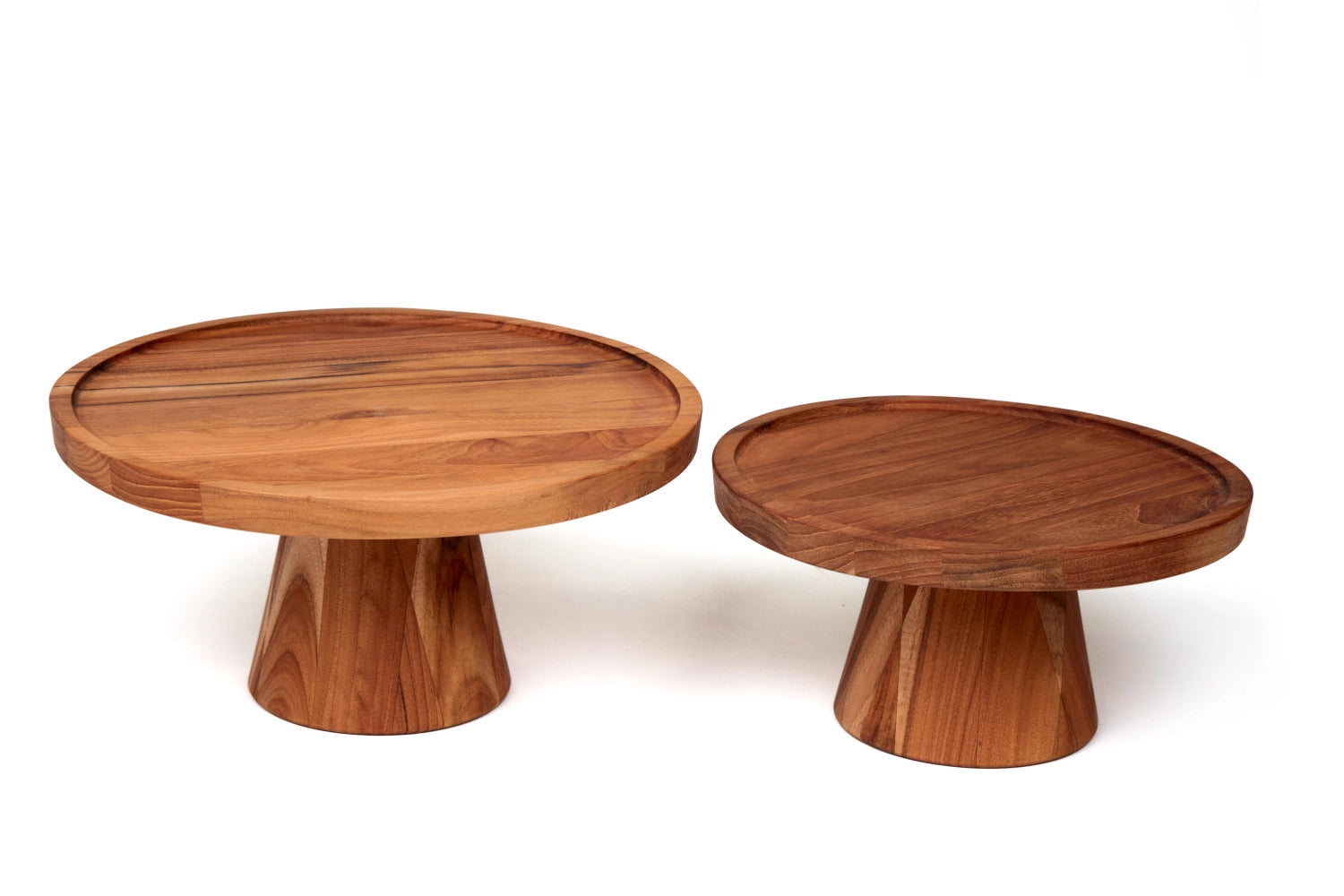 Stilvolle Tortenplatte aus edlem Teakholz, Ø 29 cm, H 12 cm, perfekt für die Präsentation von Kuchen und Desserts bei besonderen Anlässen.