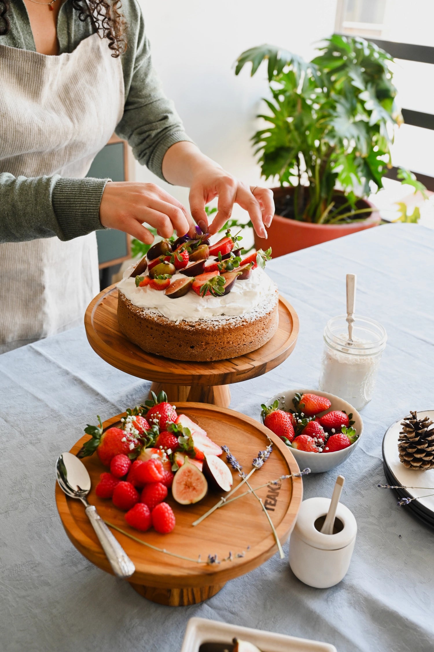 Elegante Bistro Tortenplatte aus hochwertigem Teakholz, Durchmesser 29 cm, Höhe 12 cm, ideal für stilvolle Präsentationen von Torten und Desserts.