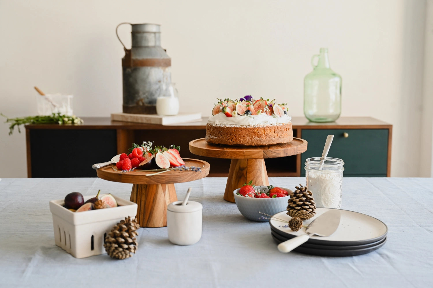 Elegante Bistro Tortenplatte aus hochwertigem Teakholz, Ø 29 cm, H 12 cm, ideal für festliche Anlässe und ansprechende Dessertpräsentationen.