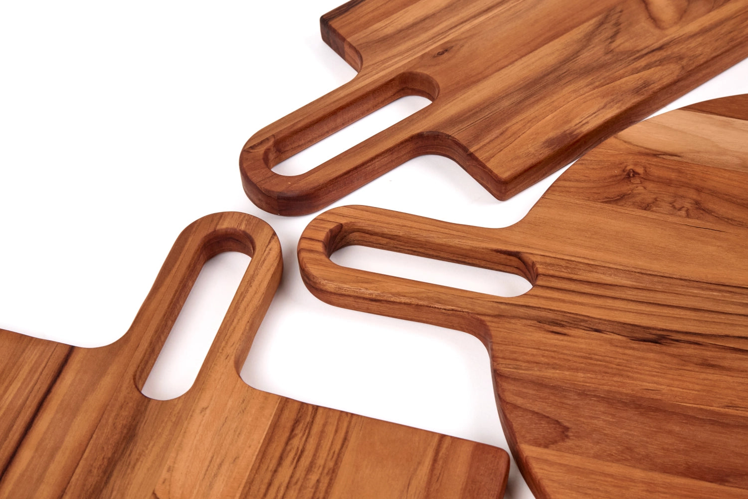 Elegantes rechteckiges Servierbrett aus robustem Teakholz, 47x36x2cm, perfekt für ansprechendes Servieren und kreative Präsentationen.
