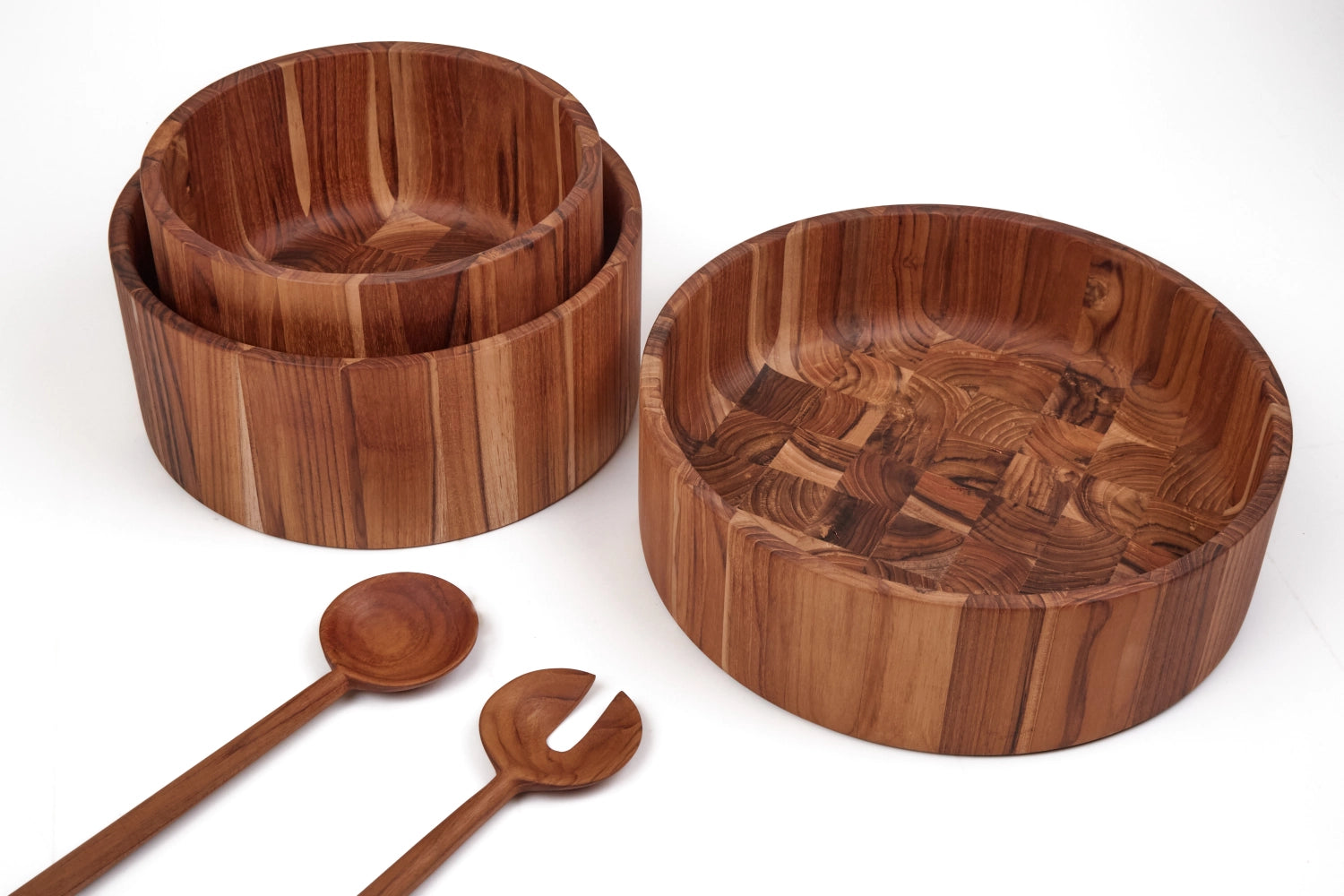 Elegante Salatschale aus edlem Teakholz, 26 cm Durchmesser und 11 cm Höhe – ideal für kreative Salatpräsentationen und festliche Tischdekoration.