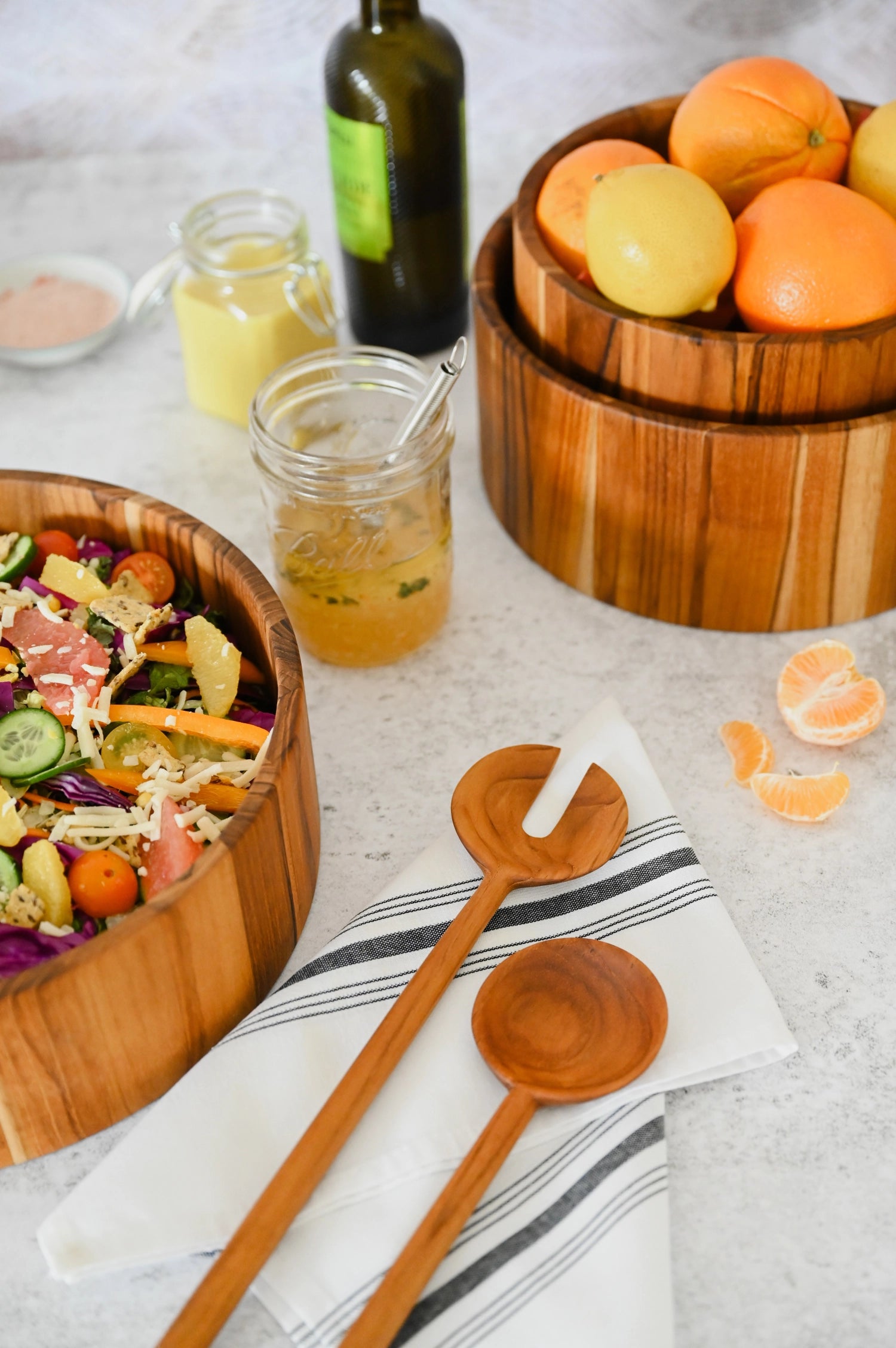 Elegante Salatschale aus edlem Teakholz, 26 cm Durchmesser und 11 cm Höhe – ideal für kreative Salatpräsentationen und festliche Tischdekoration.