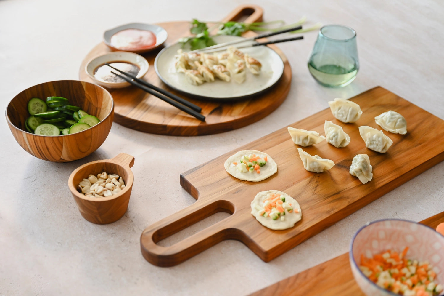 Set aus vier stilvollen Tapasschalen in Braun, ideal für die Präsentation von Snacks und Tapas. Hochwertige Verarbeitung von Teak Haus.