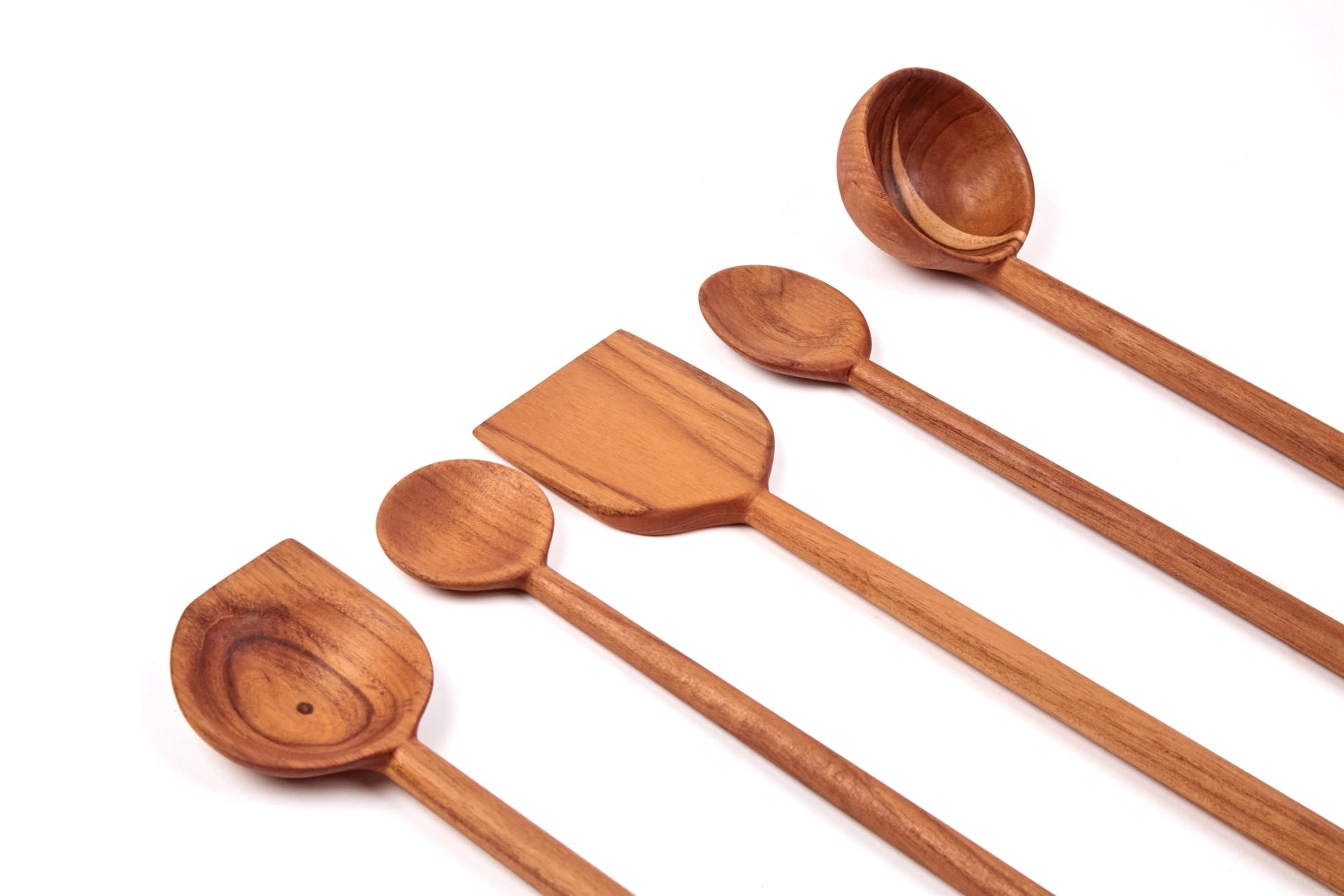 Eleganter Moon Servierlöffel aus hochwertigem Teakholz, ideal zum Servieren von Speisen. Maße: 33x7.8x2.5cm, perfekt für jede Küche.