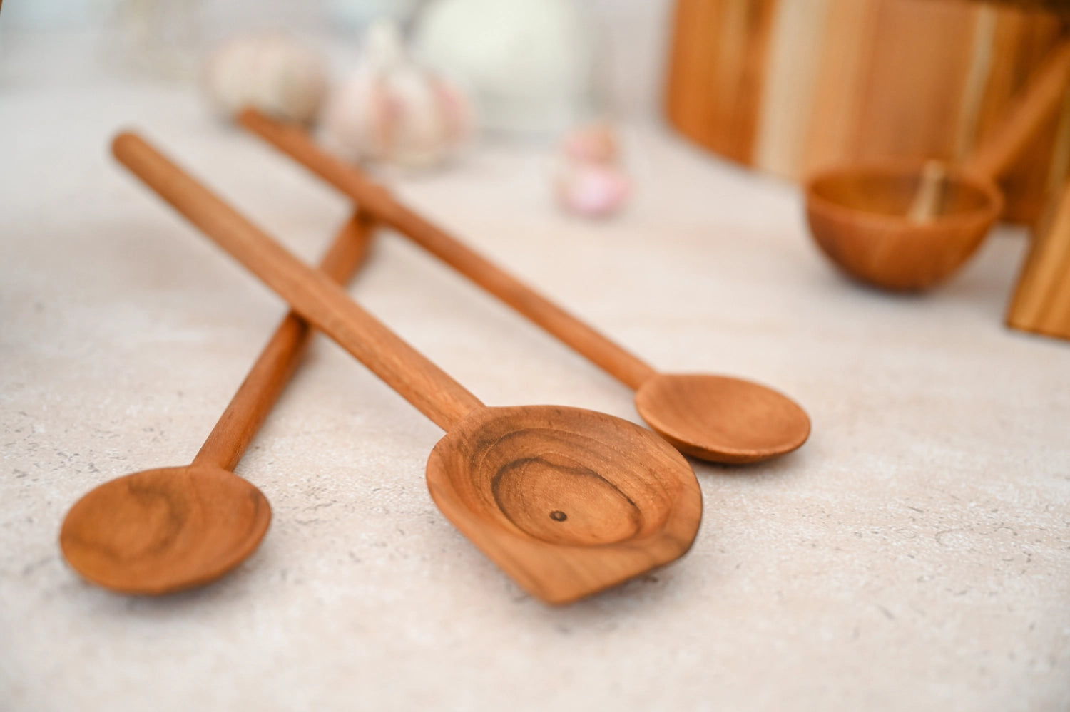 Eleganter Teakholz-Kochlöffel "Moon" mit den Maßen 33x7.8x2cm, ideal für das Kochen und Anrichten von Speisen in jeder modernen Küche.