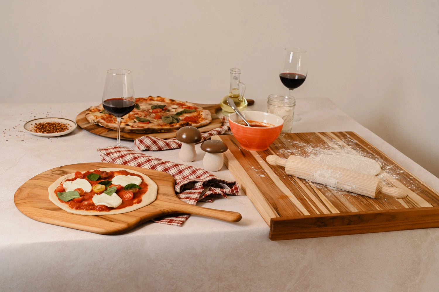 Elegantes Canoe Servierbrett aus hochwertigem Teakholz, ideal für Pizza und Snacks, mit praktischem Griff für einfachen Transport.