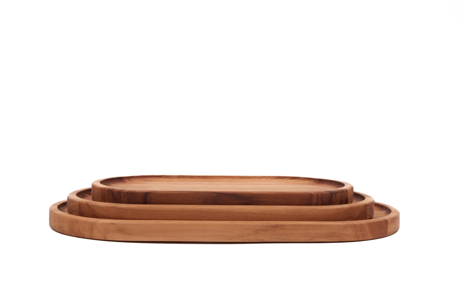 Hochwertiges ovales Serviertablett aus Teakholz, Maße 40x20x2cm, mit erhöhtem Rand für sicheren Halt. Perfekt für ansprechende Präsentationen.