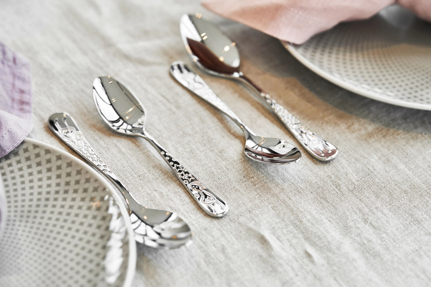 Buntes 4-teiliges Kinderbesteck von Zwilling, das von den Märchen der Brüder Grimm inspiriert ist, perfekt für kleine Feinschmecker und fantasievolles Essen.