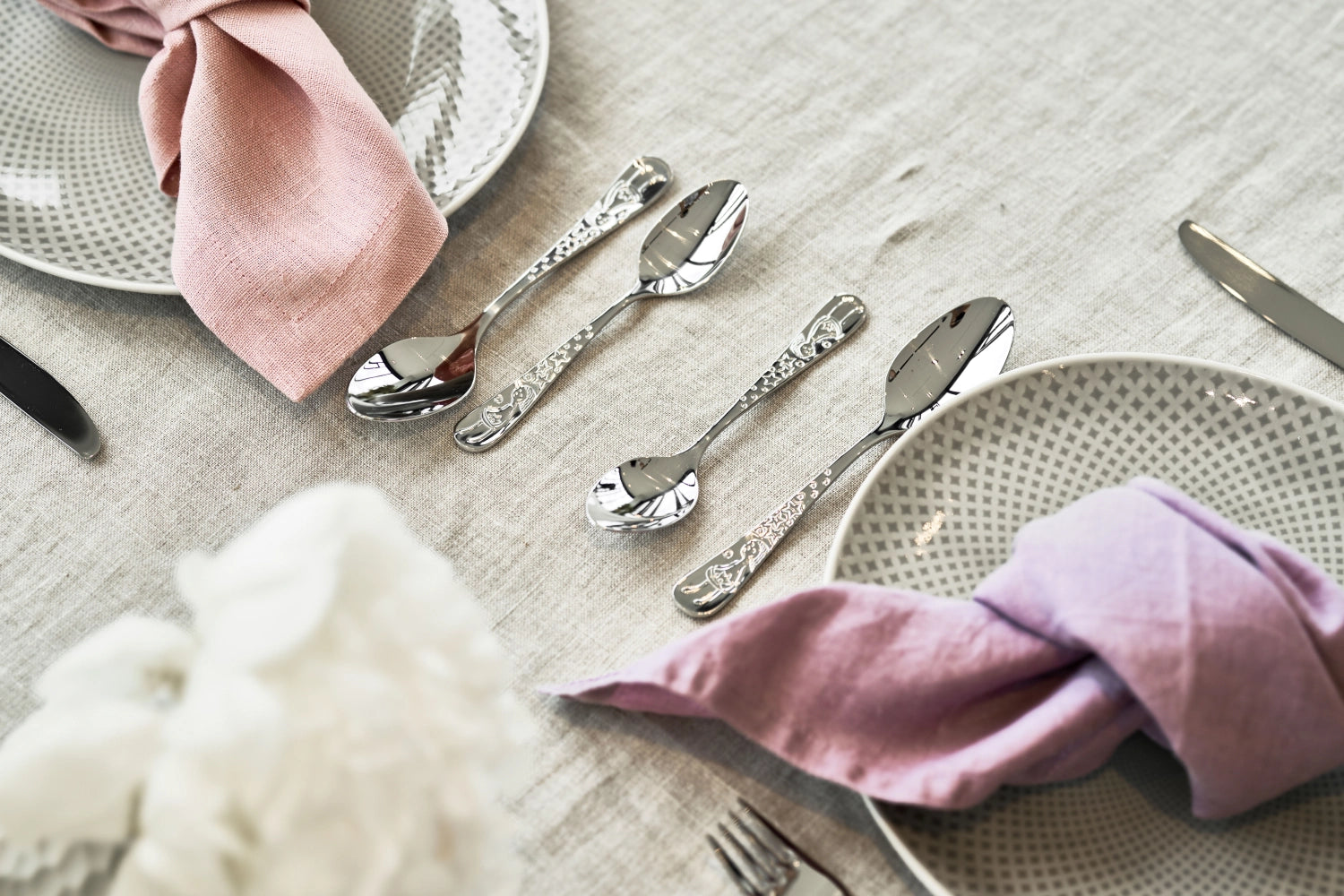 Verspieltes 4-teiliges Kinderbesteck von Zwilling, inspiriert von Grimms Märchen, ideal für Kinder, die mit Freude essen und entdecken.