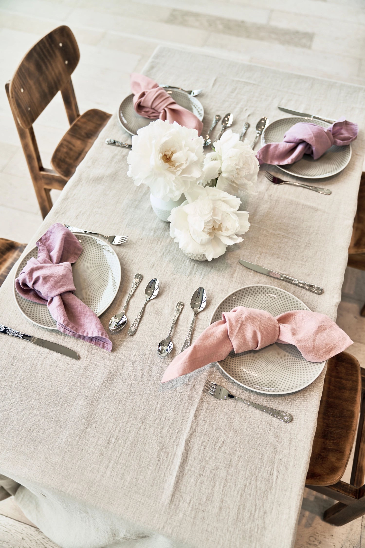 Buntes 4-teiliges Kinderbesteck von Zwilling, verziert mit Motiven aus Grimms Märchen, perfekt für kleine Entdecker beim Essen.