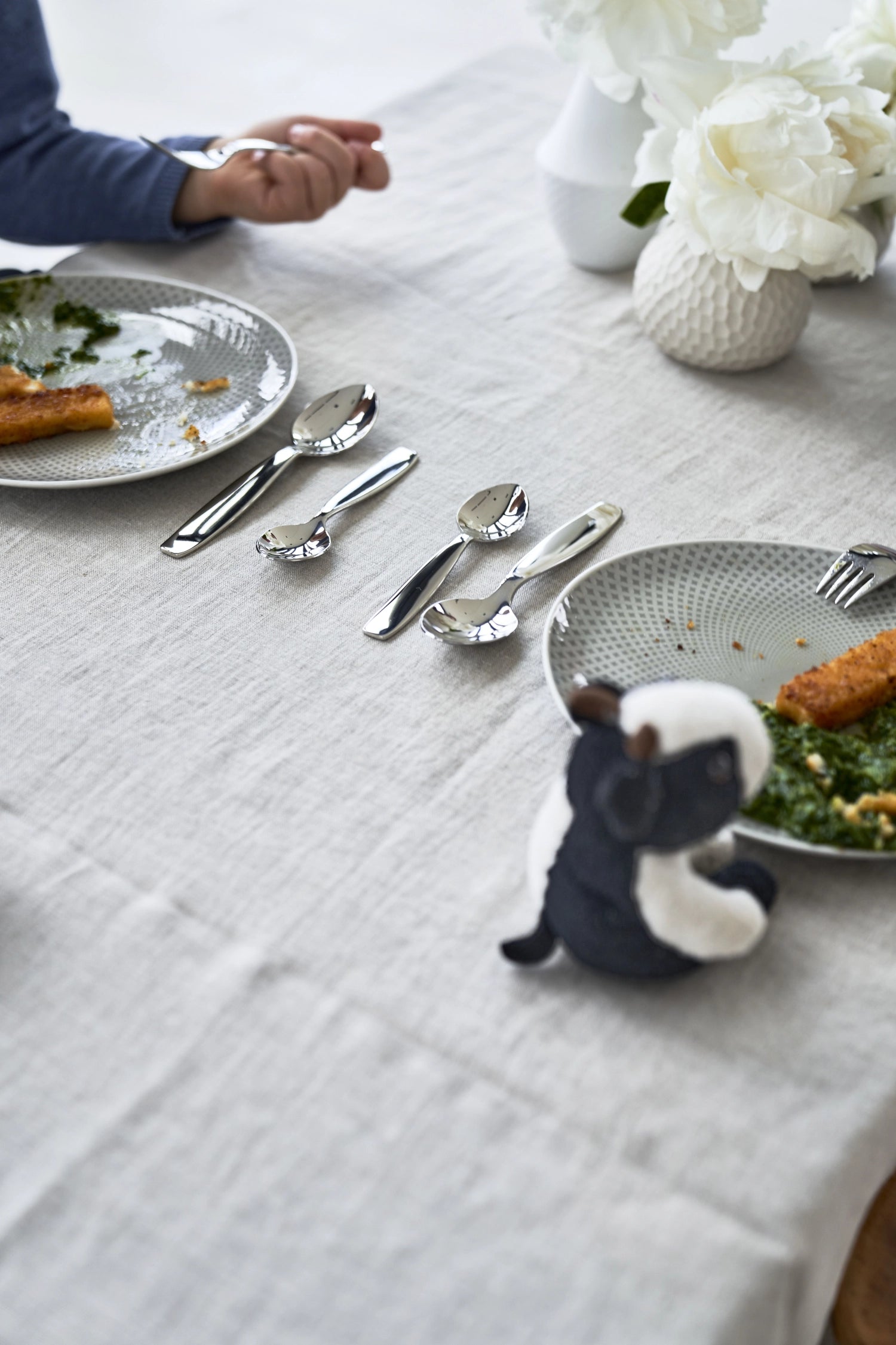 Buntes 4-teiliges Kinderbesteck Pila von Zwilling, ideal für Kinder, aus robustem Edelstahl, sorgt für Freude beim Essen.