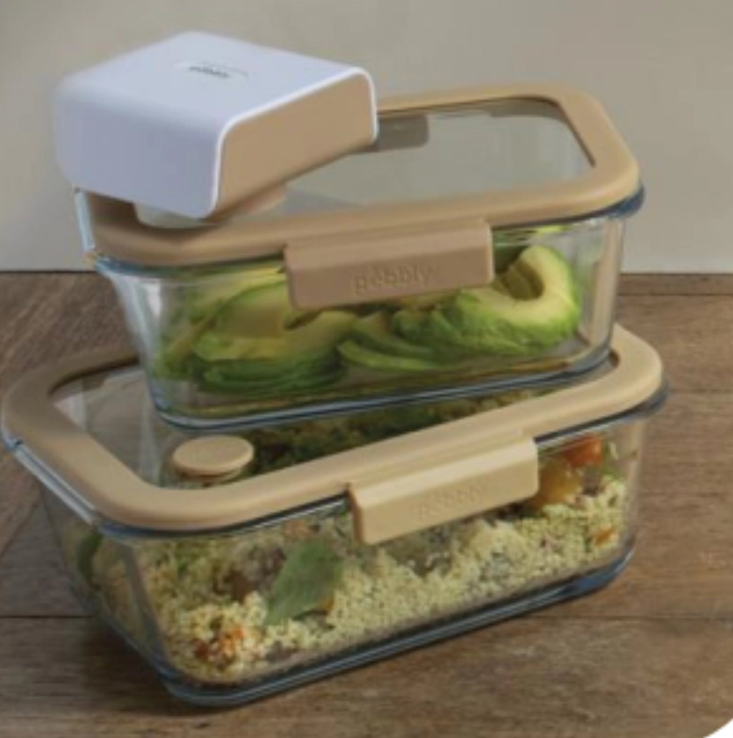 Set aus drei eleganten Glasvorratsdosen mit Vakuumpumpe von Pebbly, perfekt für die luftdichte Lagerung und längere Frische von Lebensmitteln.