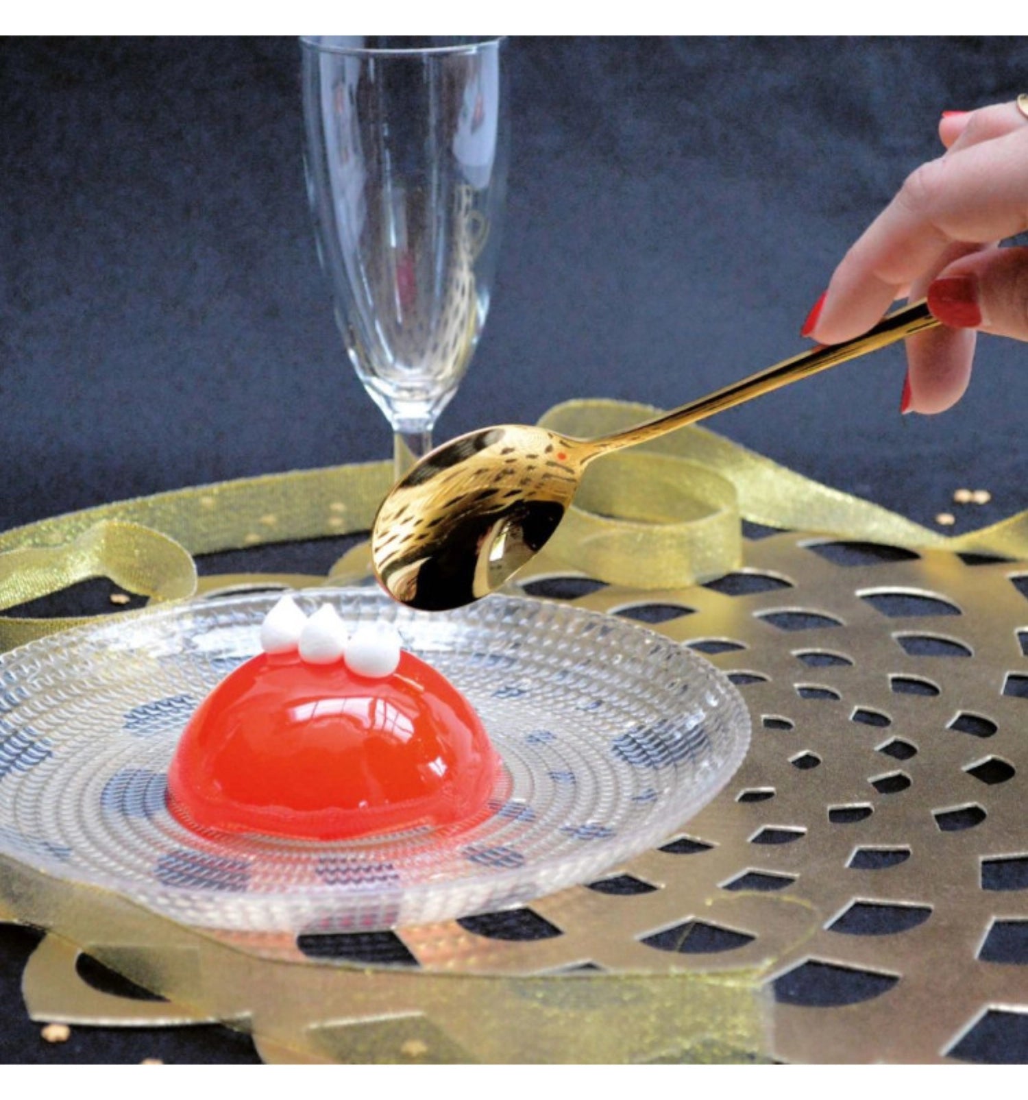 Praktische 6er Silikonbackform für Halbkugeln von Scrap Cooking, perfekt für die Zubereitung von köstlichen Desserts und Backprojekten.