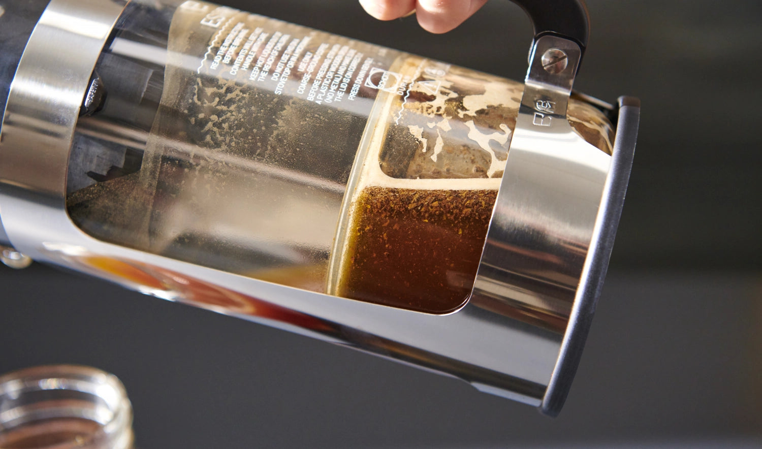 Moderne French Press P5 aus hochwertigem, glänzendem Kunststoff mit 532ml Fassungsvermögen, perfekt für Kaffeeliebhaber, die Stil und Funktionalität schätzen.