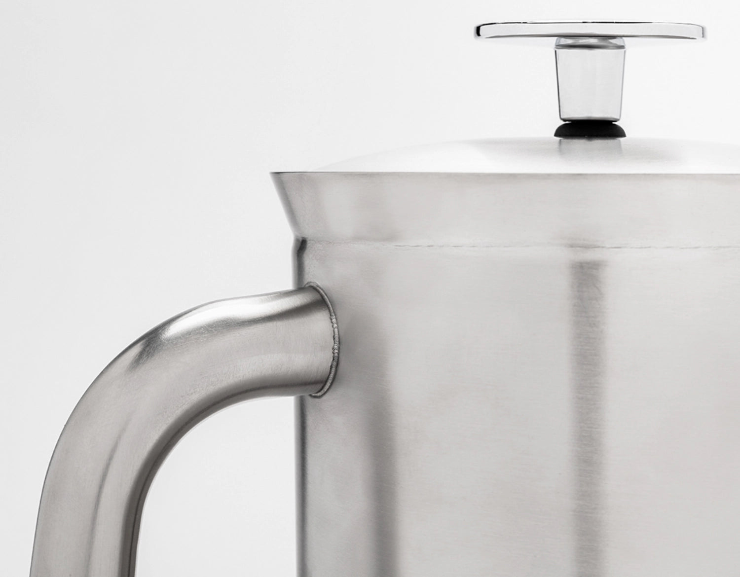 Elegante French Press P7 aus mattiertem Edelstahl mit 946 ml Fassungsvermögen, perfekt für aromatischen Kaffee und stilvolles Brühvergnügen.