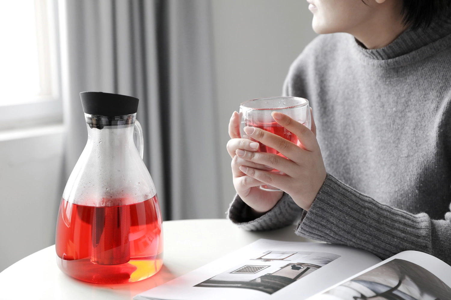 Elegante 2-Liter Karaffe aus hitzebeständigem Borosilikatglas, ideal für erfrischende Eistee-Genüsse und ansprechende Tischpräsentationen.