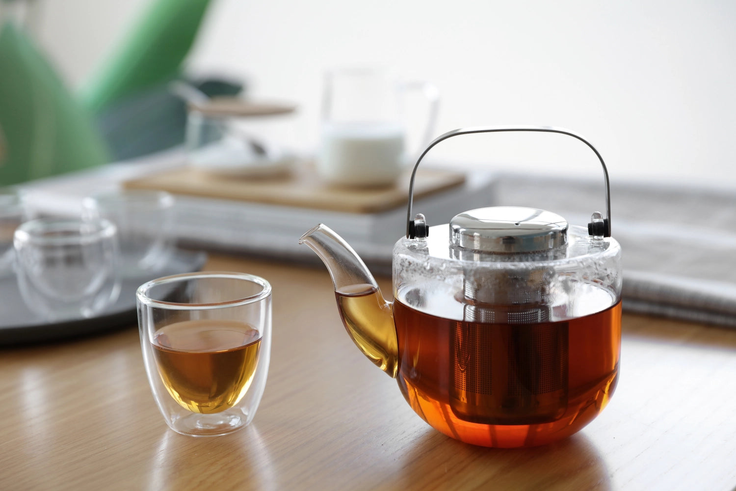 Moderner Teekrug Bjorn aus hitzebeständigem Borosilikatglas, 650ml, perfekt für aromatische Tees und ansprechende Tischdekoration.