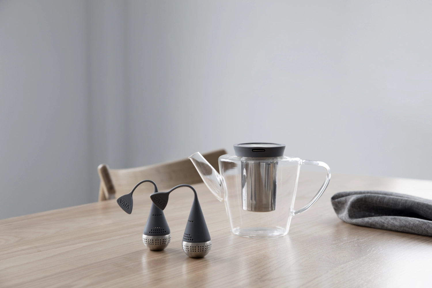 Elegantes graues Teesieb von Viva, 4 cm Durchmesser und 16 cm hoch, perfekt für die Zubereitung von losem Tee. Ein Must-Have für jeden Teegenießer.