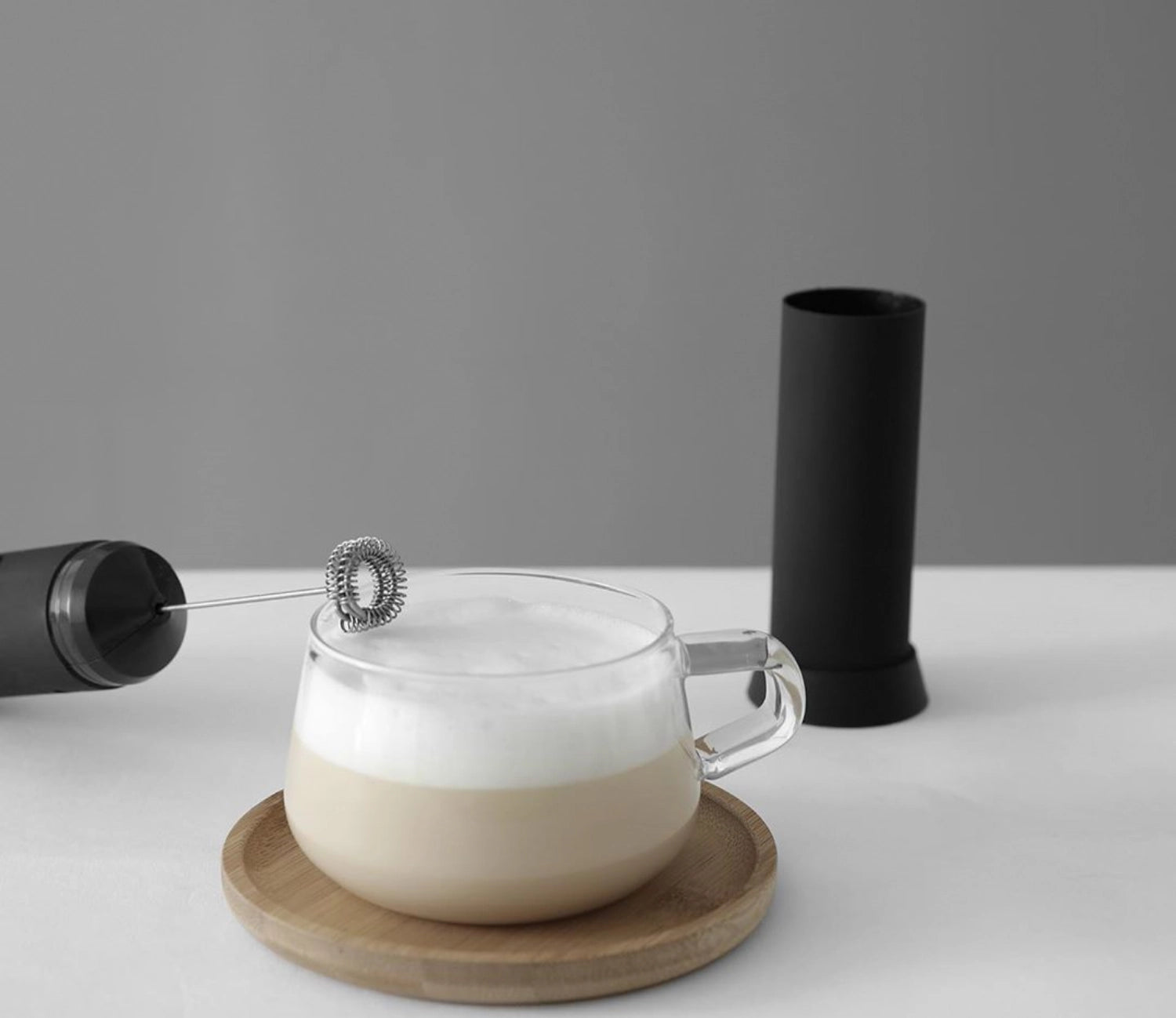 Schlichte Classic Office Tasse 250ml mit passendem Bambusuntersetzer, ideal für Büro und Zuhause, vereint Funktionalität und Stil.