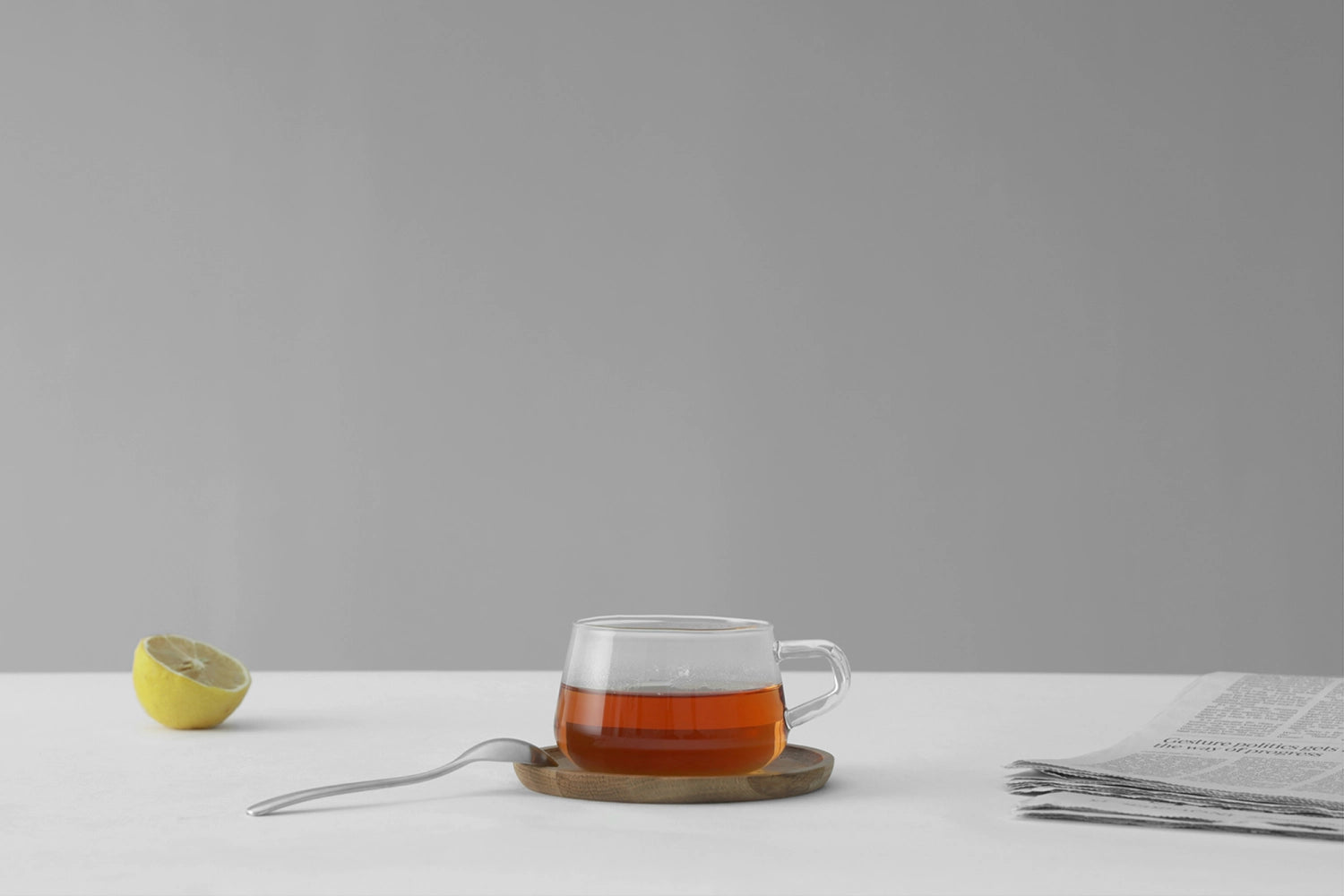 Schlichte 250ml Tasse aus der Classic Office Kollektion, inklusive einem natürlichen Bambusuntersetzer, ideal für Kaffee oder Tee im Büro.