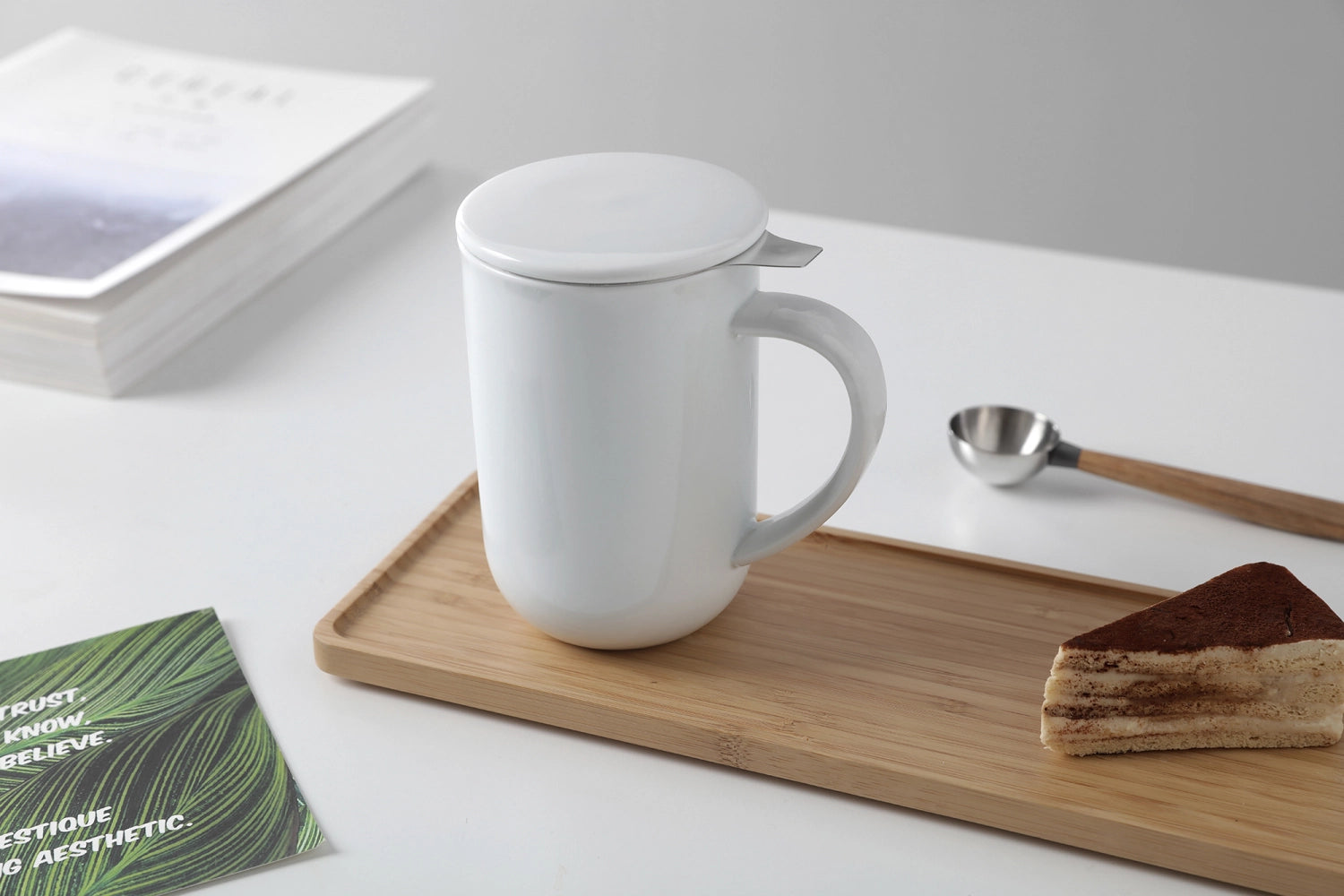Elegante Minima Balance Teetasse aus weißem Porzellan, 500ml, 14cm hoch, perfekt für stilvolles Teetrinken und modernes Geschirrdesign.