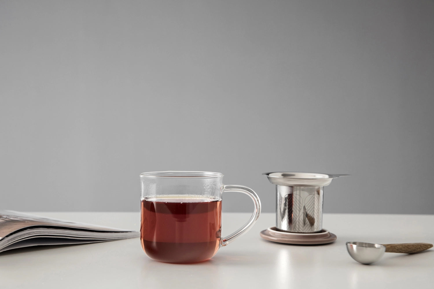 Elegante Minima Eva Teetasse mit 400ml Volumen, aus braunem Borosilikatglas, inklusive Infuser für perfekten Teegenuss.