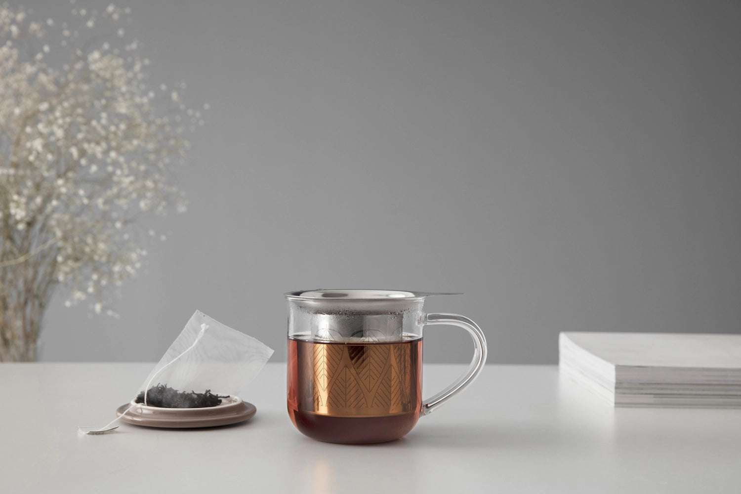 Stilvolle Teetasse aus braunem Borosilikatglas mit 400ml Fassungsvermögen und integriertem Infuser für aromatischen Tee.