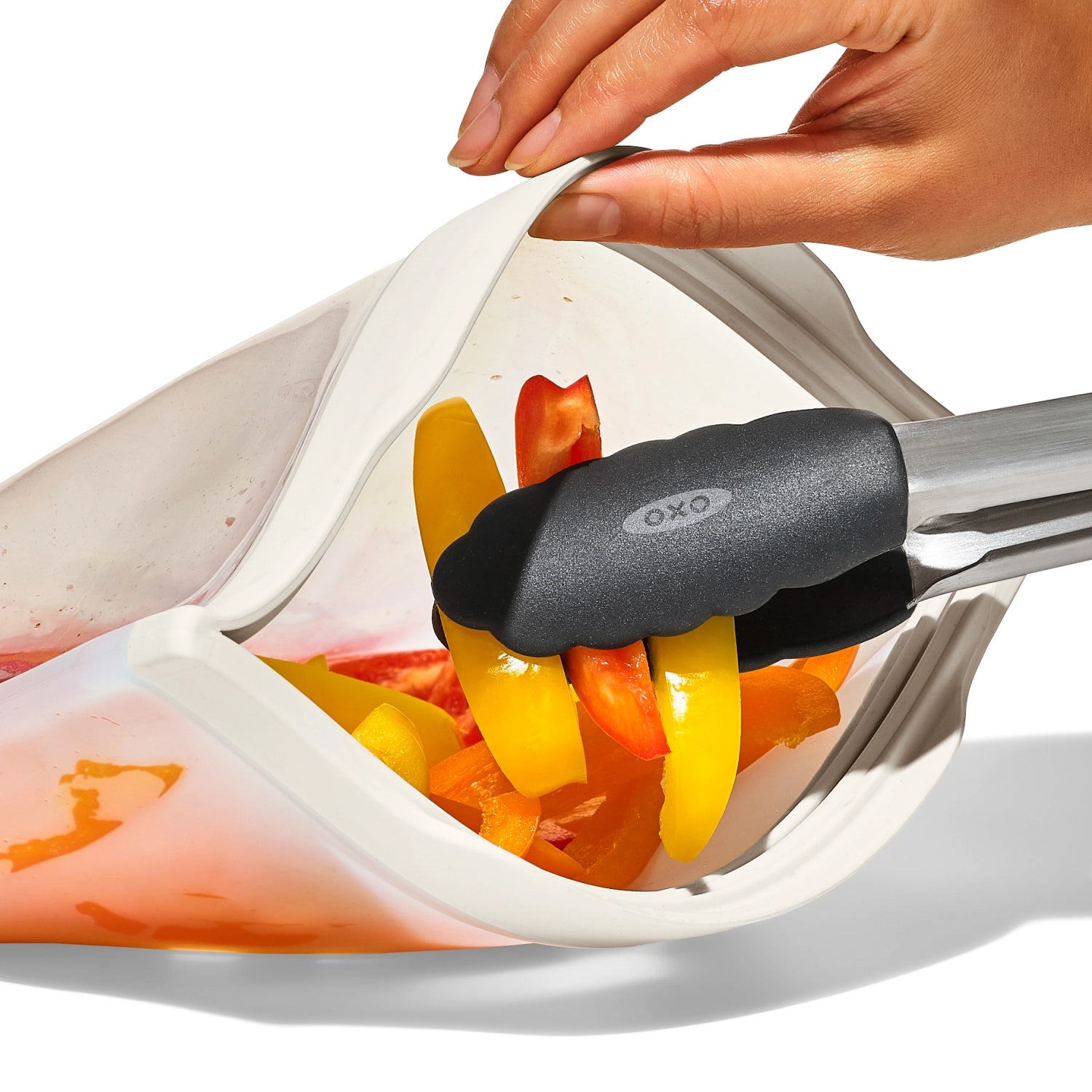 Praktische OXO Good Grips Silikon-Aufbewahrungstasche (946ml) mit stehendem Design, perfekt für frische Lebensmittel und einfache Handhabung.