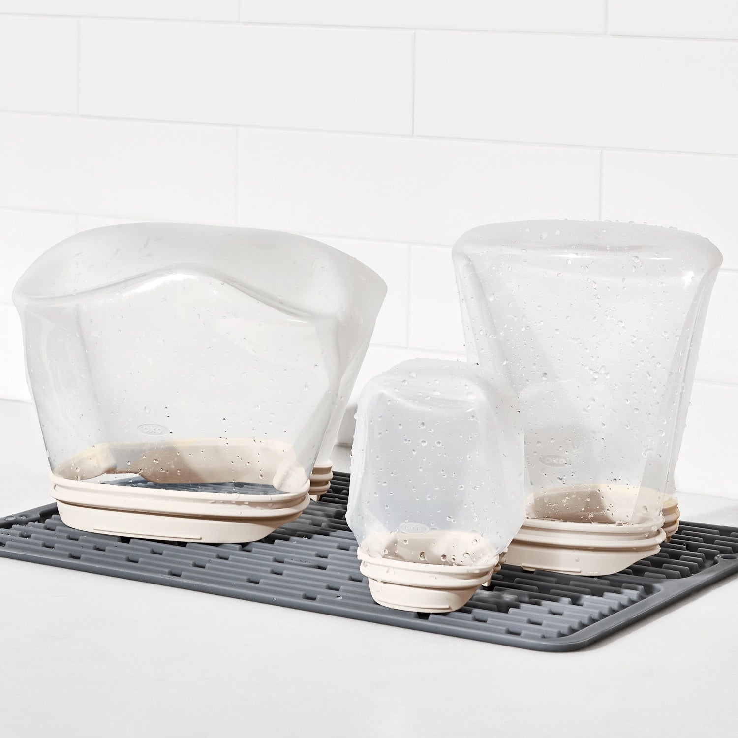 Praktische OXO Good Grips Silikon-Aufbewahrungstasche (946ml) im aufrechten Design, perfekt für frische Lebensmittel und platzsparende Lagerung.