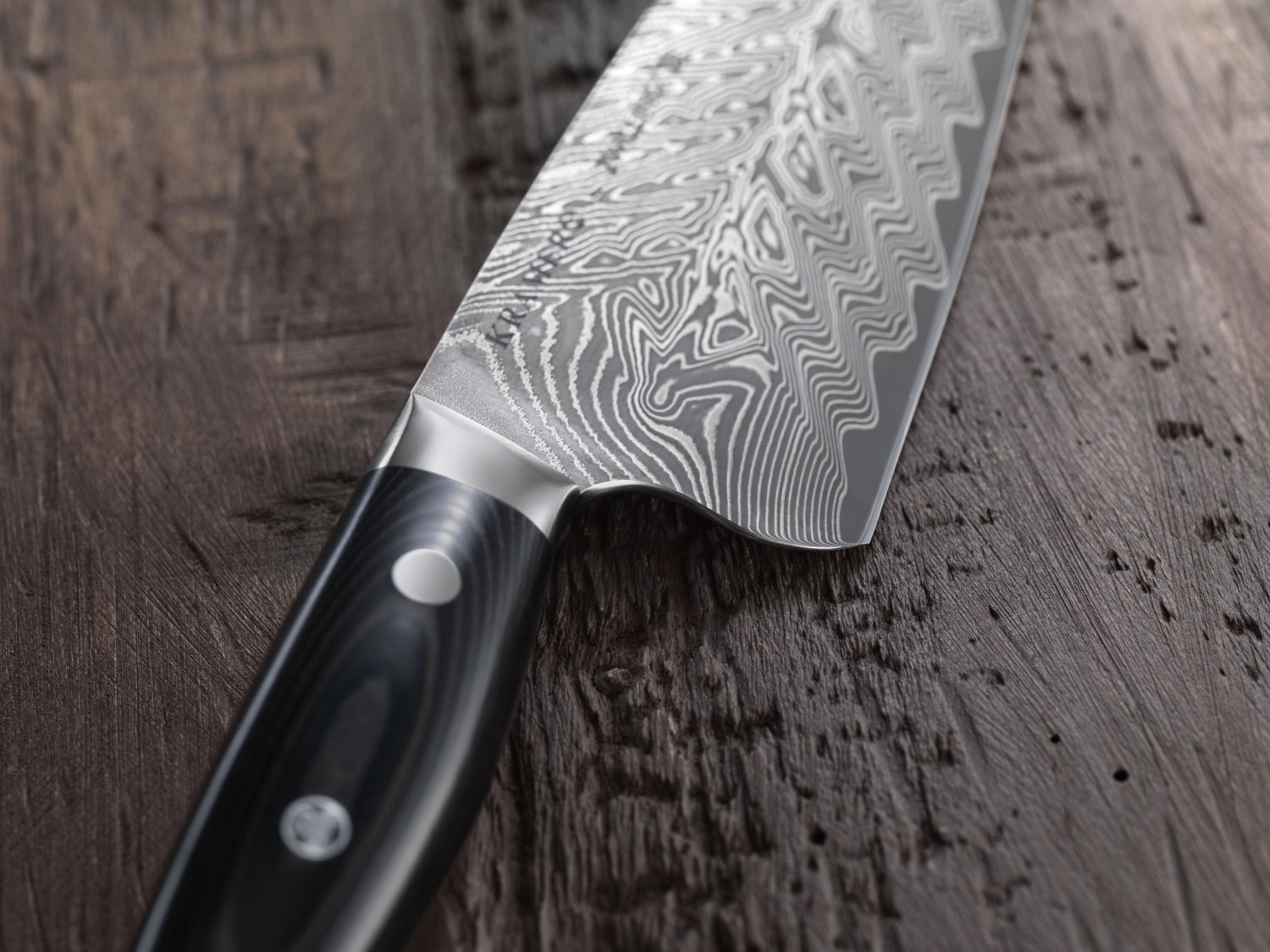 Kramer Euro Kochmesser von Zwilling mit 26 cm Klinge, perfekt für professionelle Köche und Hobbyköche, bietet exzellente Schneideleistung.