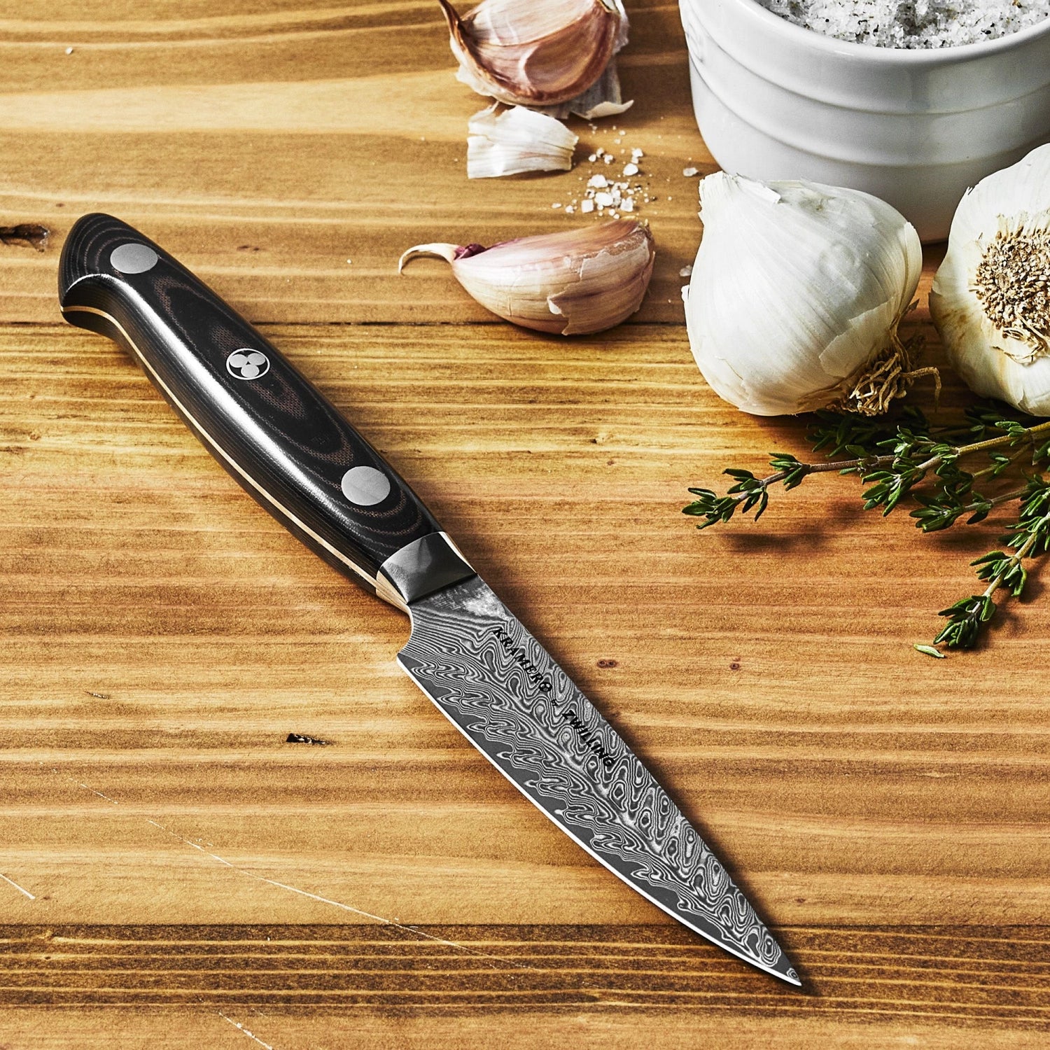 Hochwertiges 23 cm Fleischmesser aus der Kramer Euro Stainless Kollektion von Zwilling, ideal für exakte Schneidarbeiten in der Küche.