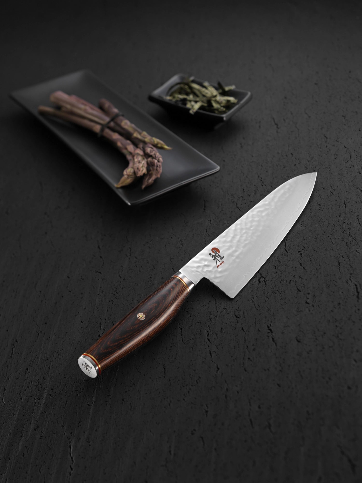 Hochwertiges Damastmesser von Miyabi, 18 cm Santoku-Klinge aus 6000 MCT-Stahl, perfekt für präzise und vielseitige Schneidetechniken.