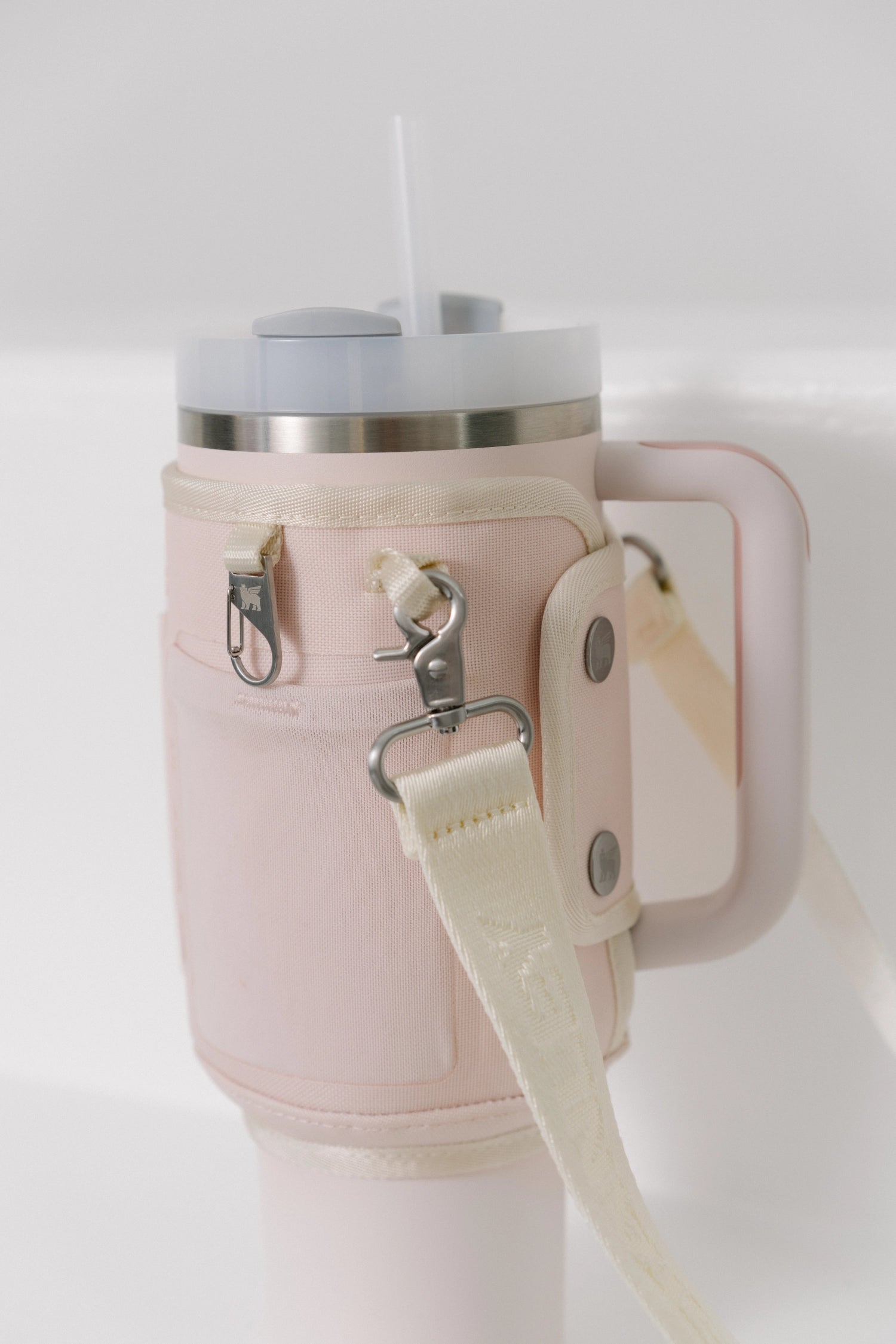 Stylische All-Day Quencher Carry-All 1.18l in zartem Roséquarz, ideal für unterwegs und perfekt für alle Getränke. Hochwertige Stanley-Qualität.