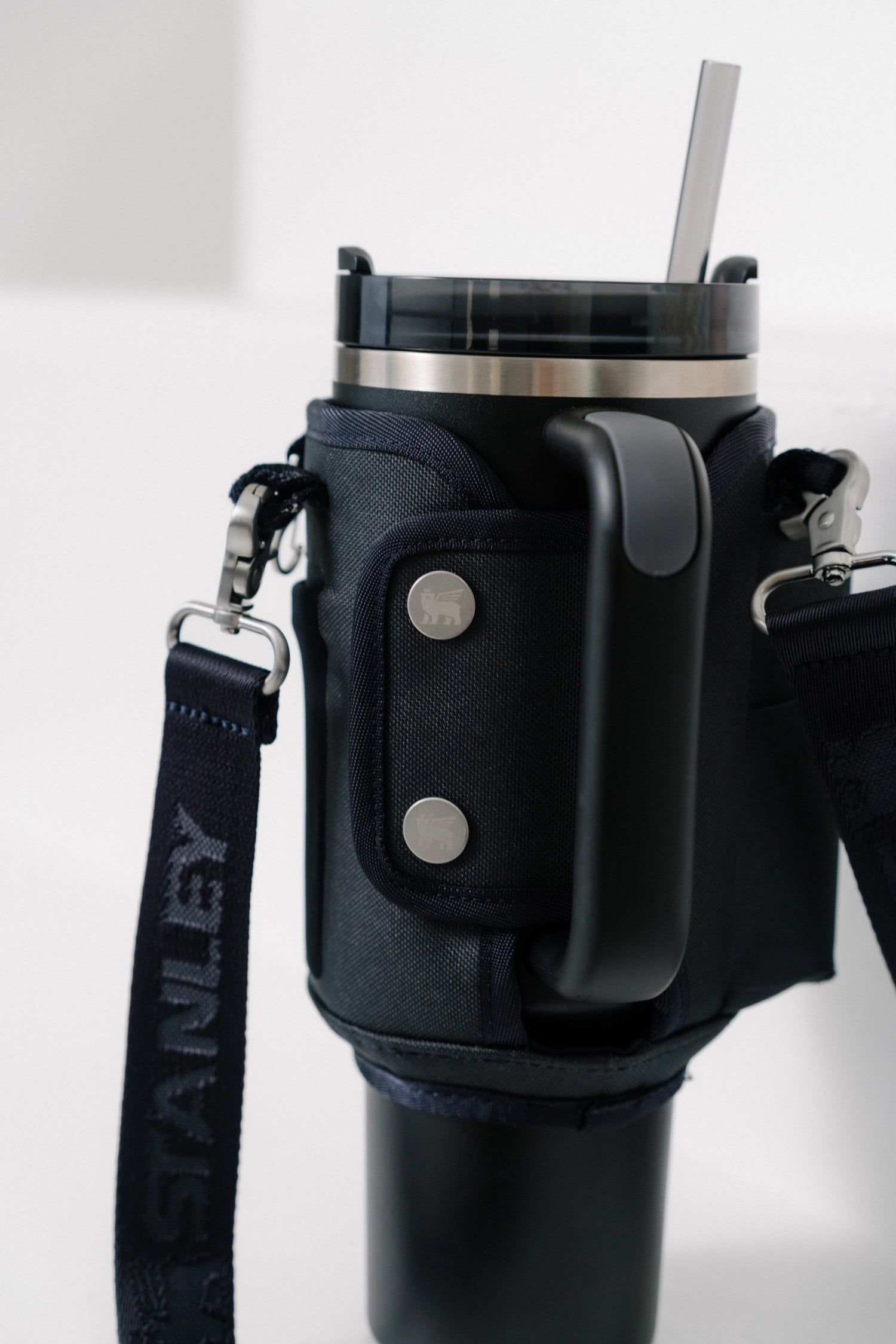 Schwarze All-Day Quencher Carry-All 1.18l von Stanley, ideal für unterwegs, mit praktischem Design und großem Fassungsvermögen.