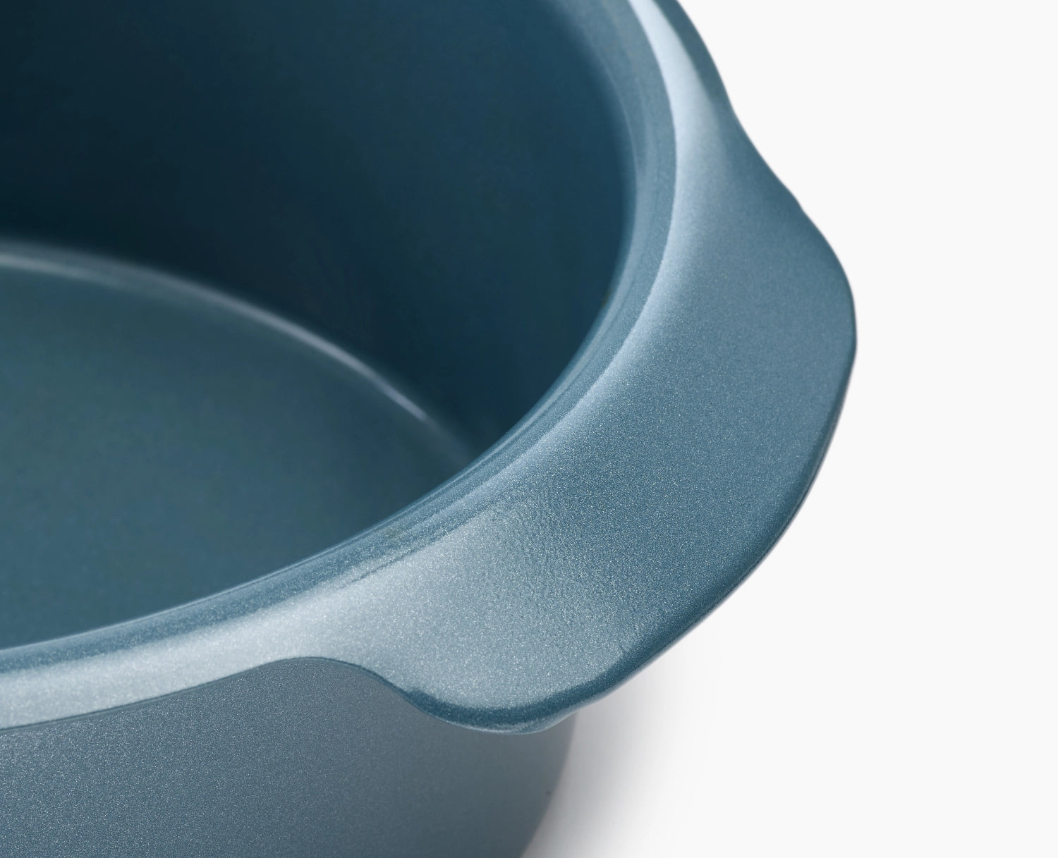 Zwei runde Backformen von Joseph Joseph in 20 und 23 cm, ideal für das Backen von Kuchen und einfach zu lagern.