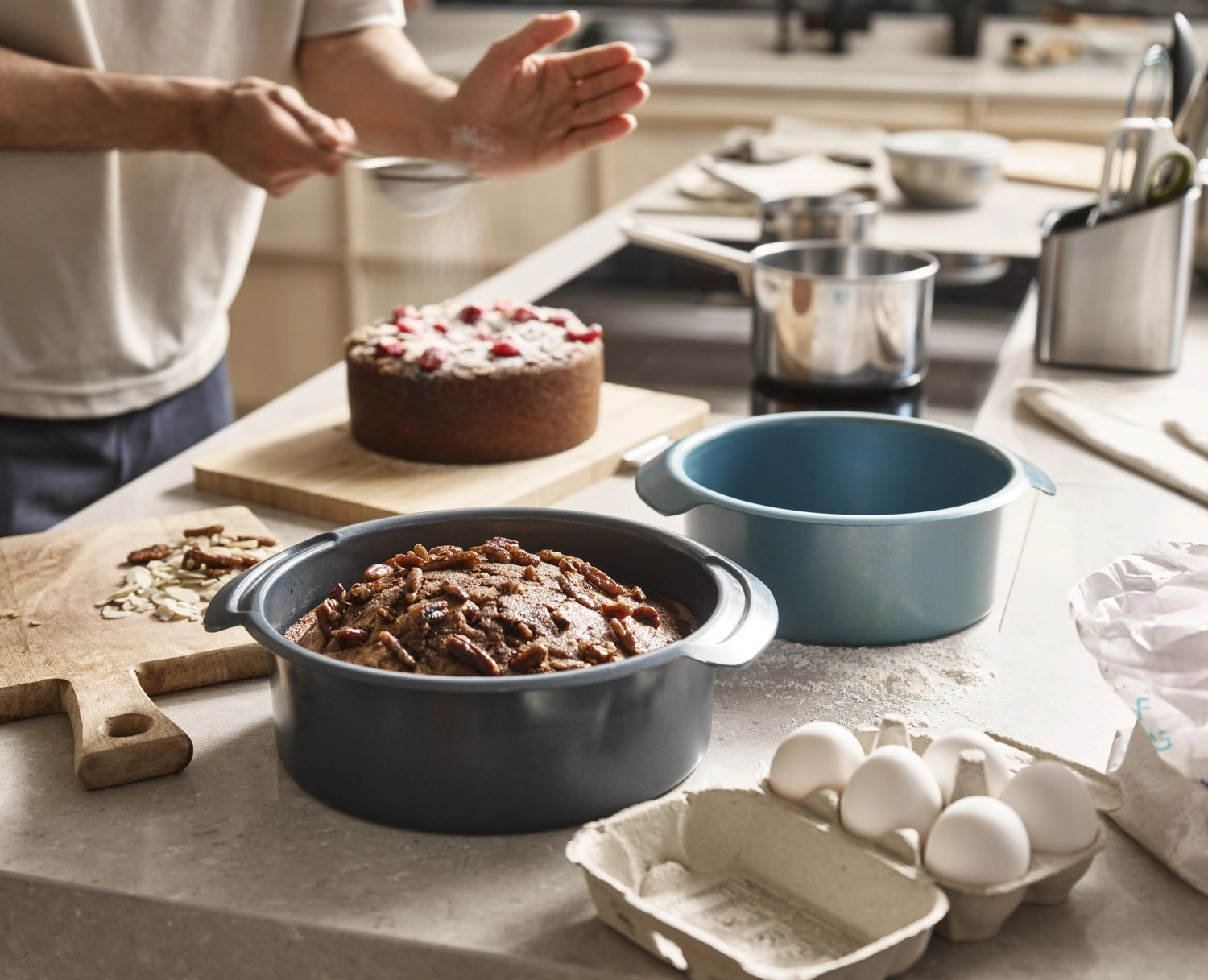 Praktisches 2er Set Backformen von Joseph Joseph in 20 und 23 cm, perfekt für das Backen von Kuchen und Desserts in verschiedenen Größen.